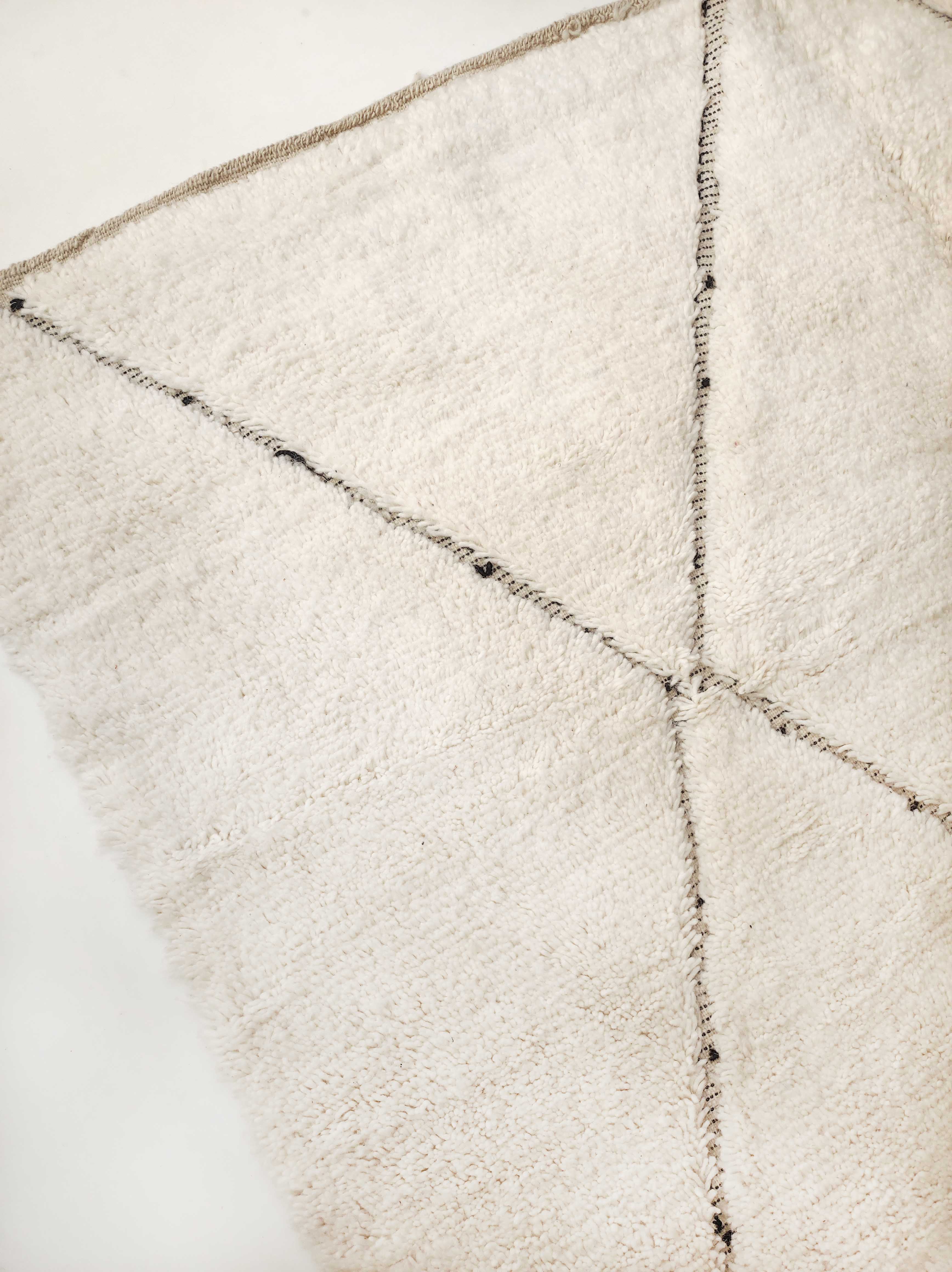 Moroccan Berber carpet Beni ouarain ecru with black diamonds engraved 306x199cm
