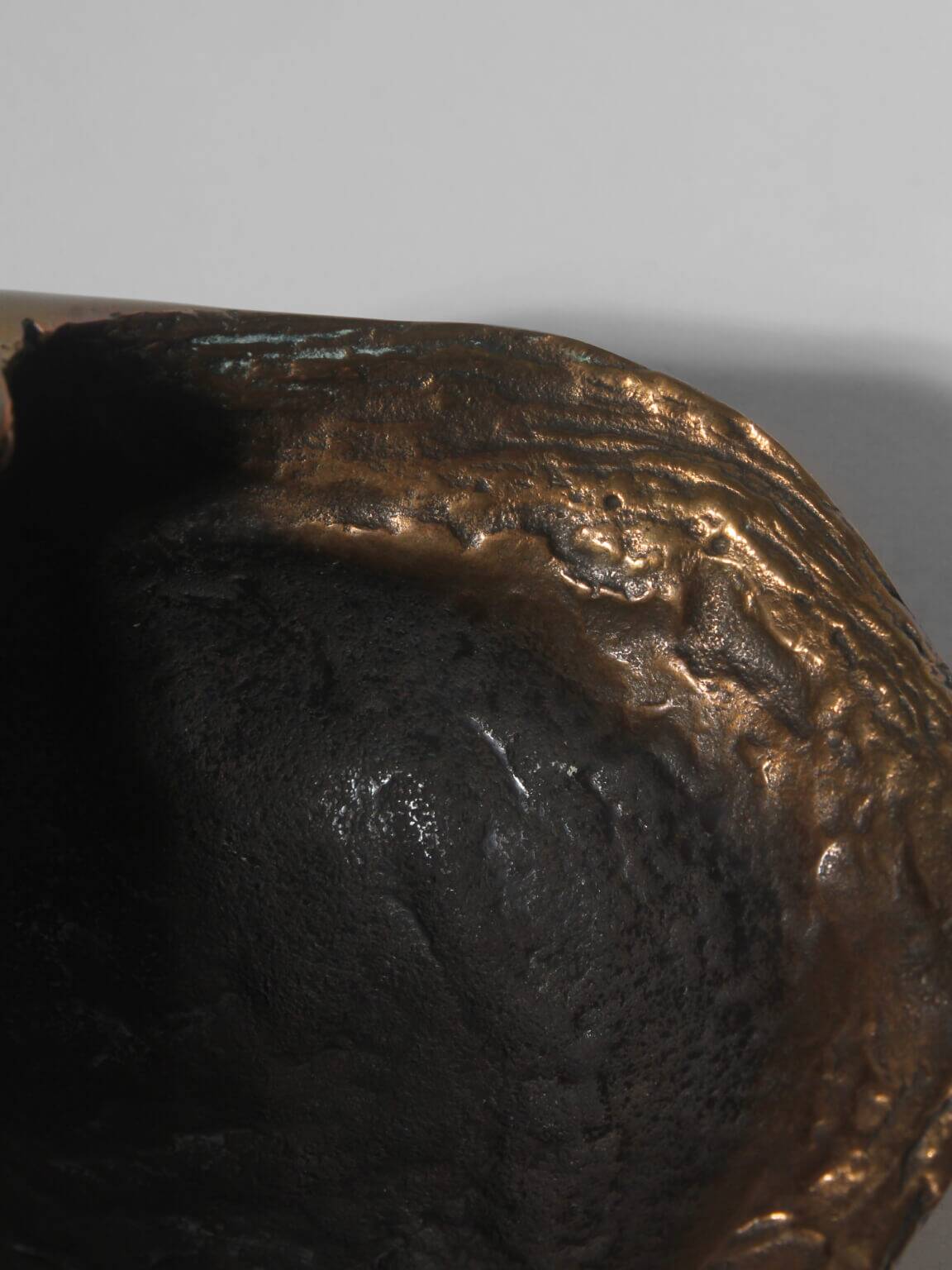 Sculpture de bol en coquillage en bronze antique