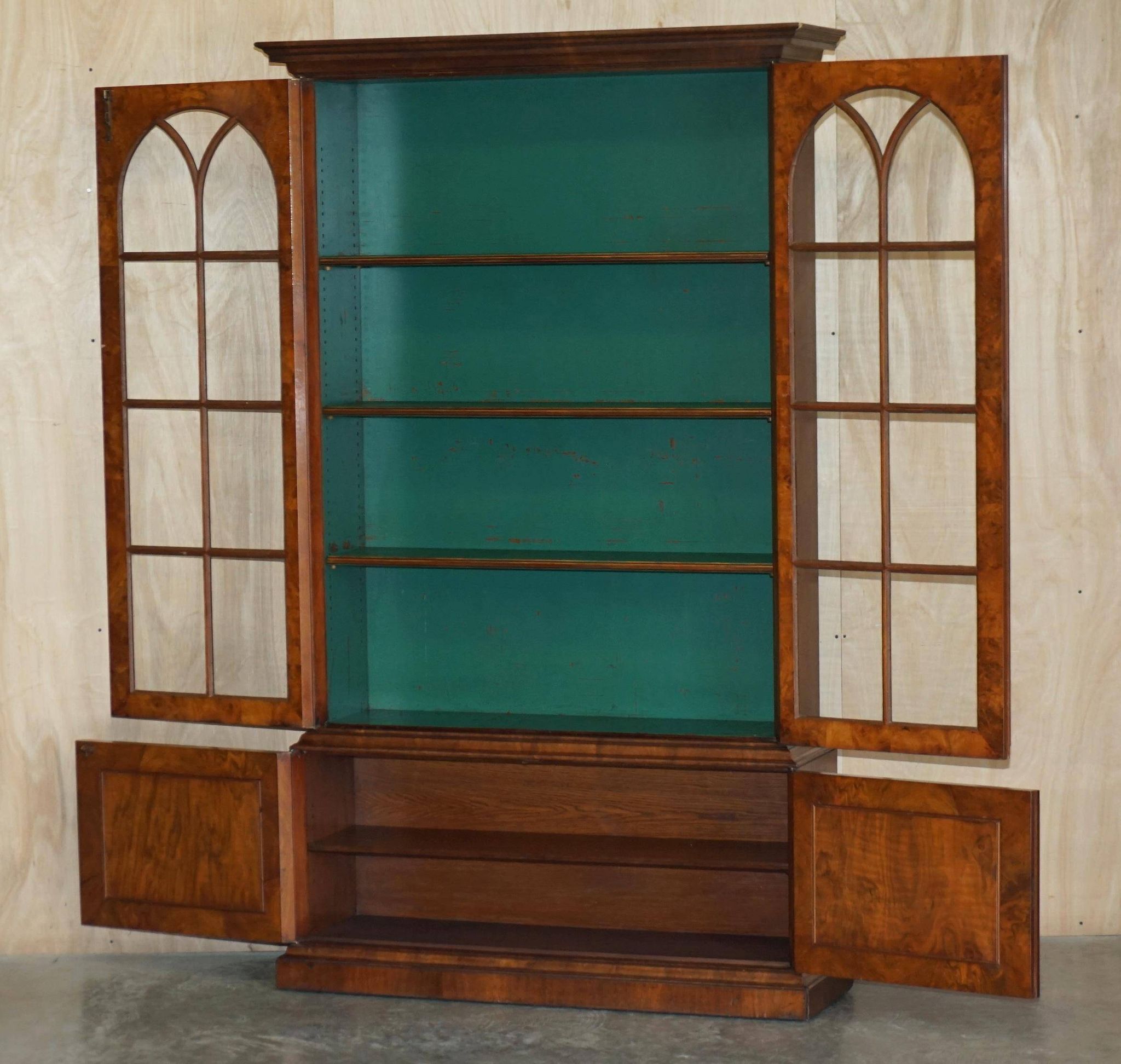 Bibliothèque victorienne en noyer loupe avec portes vitrées gothiques