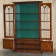 Bibliothèque victorienne en noyer loupe avec portes vitrées gothiques