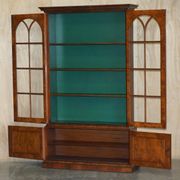 Bibliothèque victorienne en noyer loupe avec portes vitrées gothiques