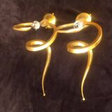 Pair of serpent "teo" lamp wall lights in gold aluminum, enzo ciampalini - 1970s