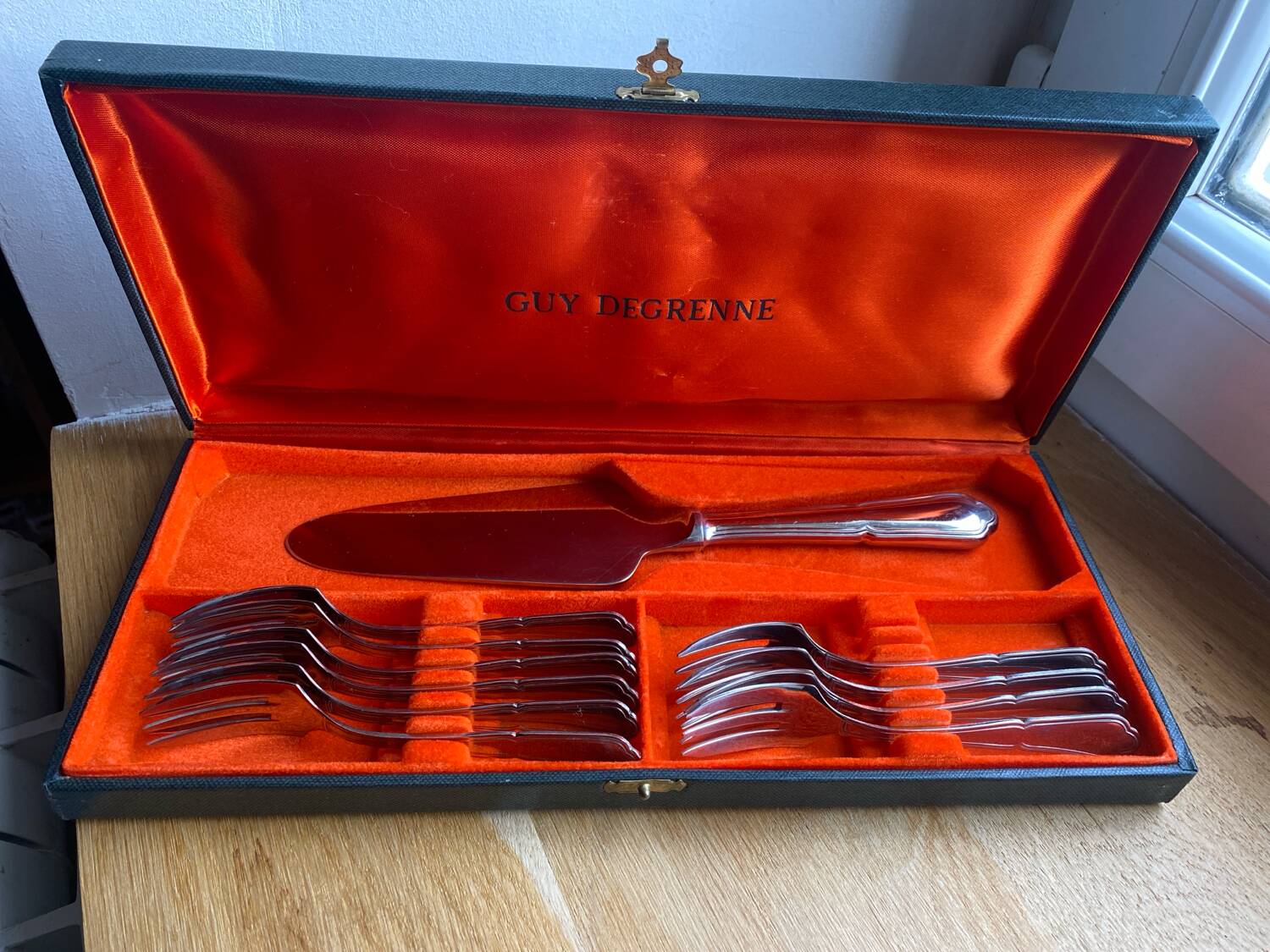 Ménagère à dessert pelle et 10 fourchettes guy Degrenne