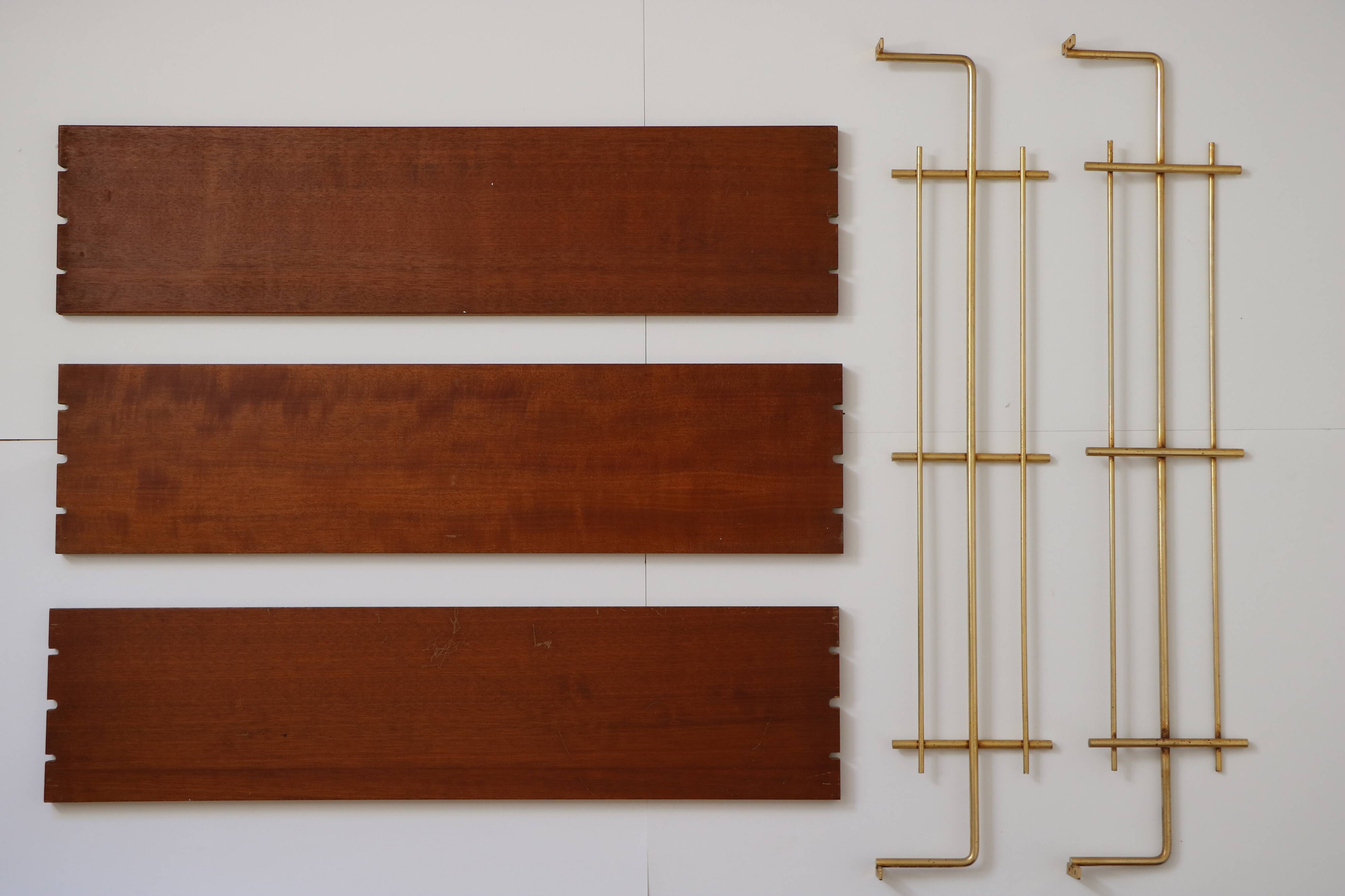 String shelf in teak and gold metal