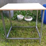 Jolie table, ou console, au piétement en métal brossé et plateau sapin.