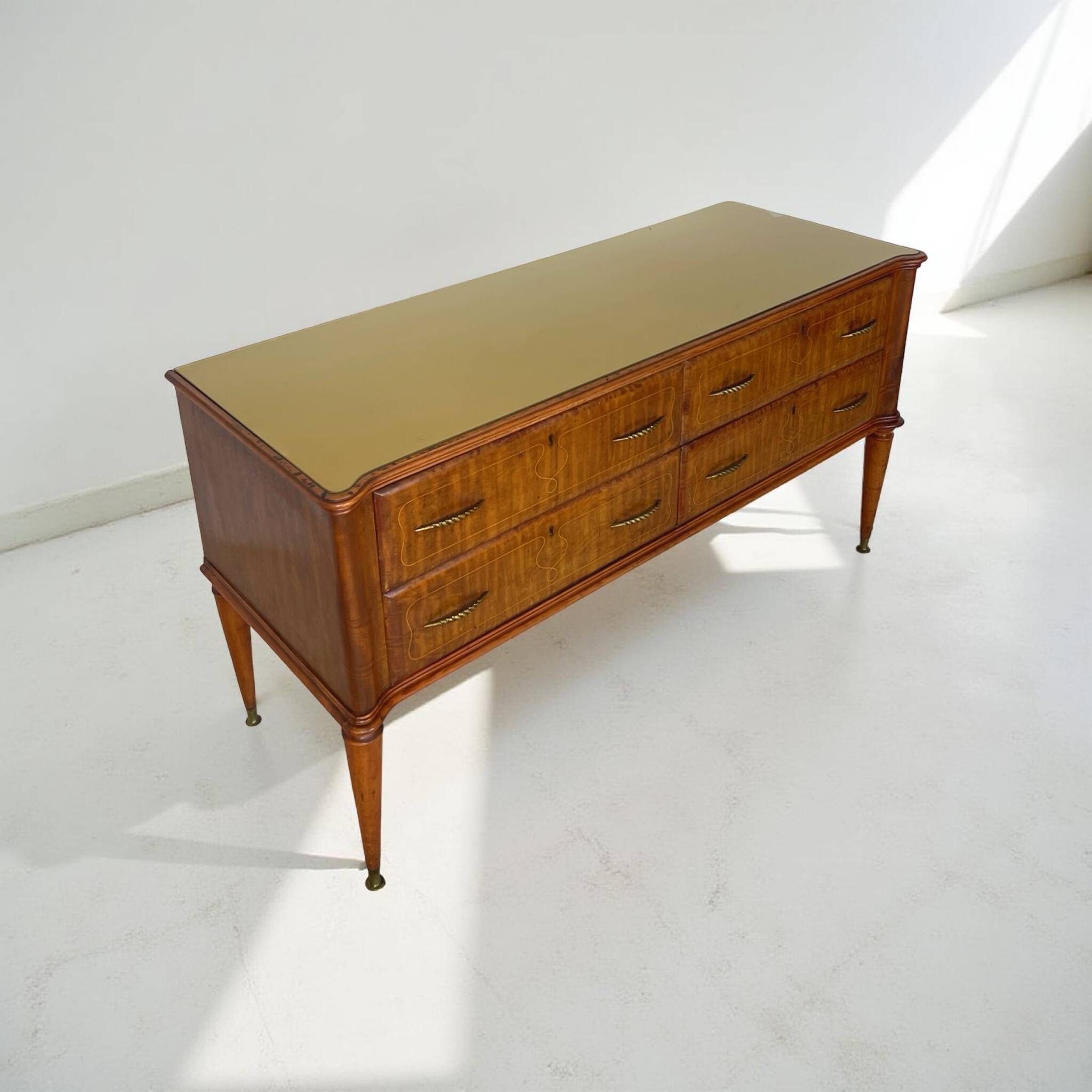 Une commode italienne vintage de style moderne du milieu du siècle