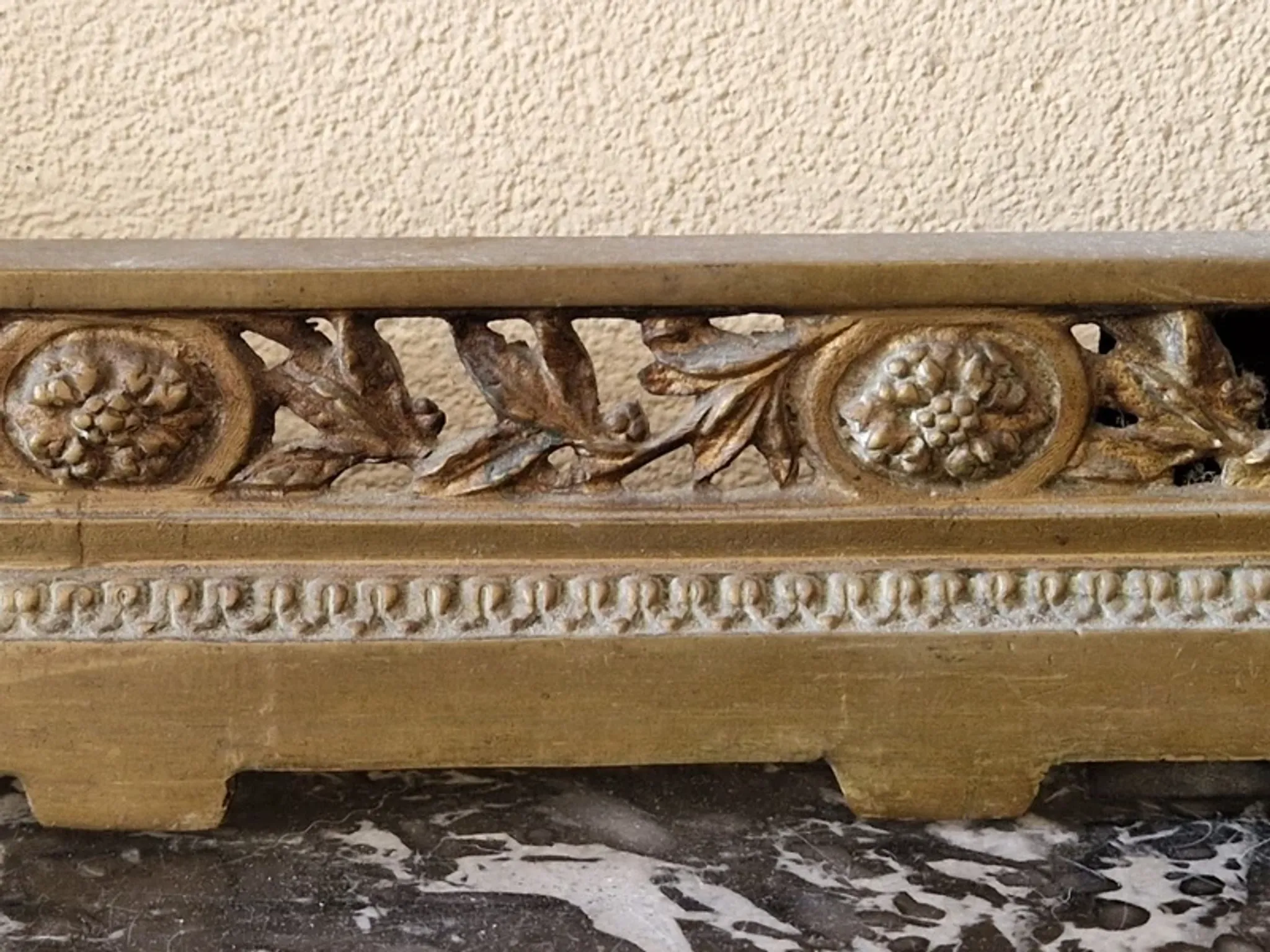 Devant de foyer, barre de cheminée, garde feu en bronze doré Louis XVI