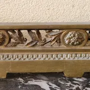 Devant de foyer, barre de cheminée, garde feu en bronze doré Louis XVI