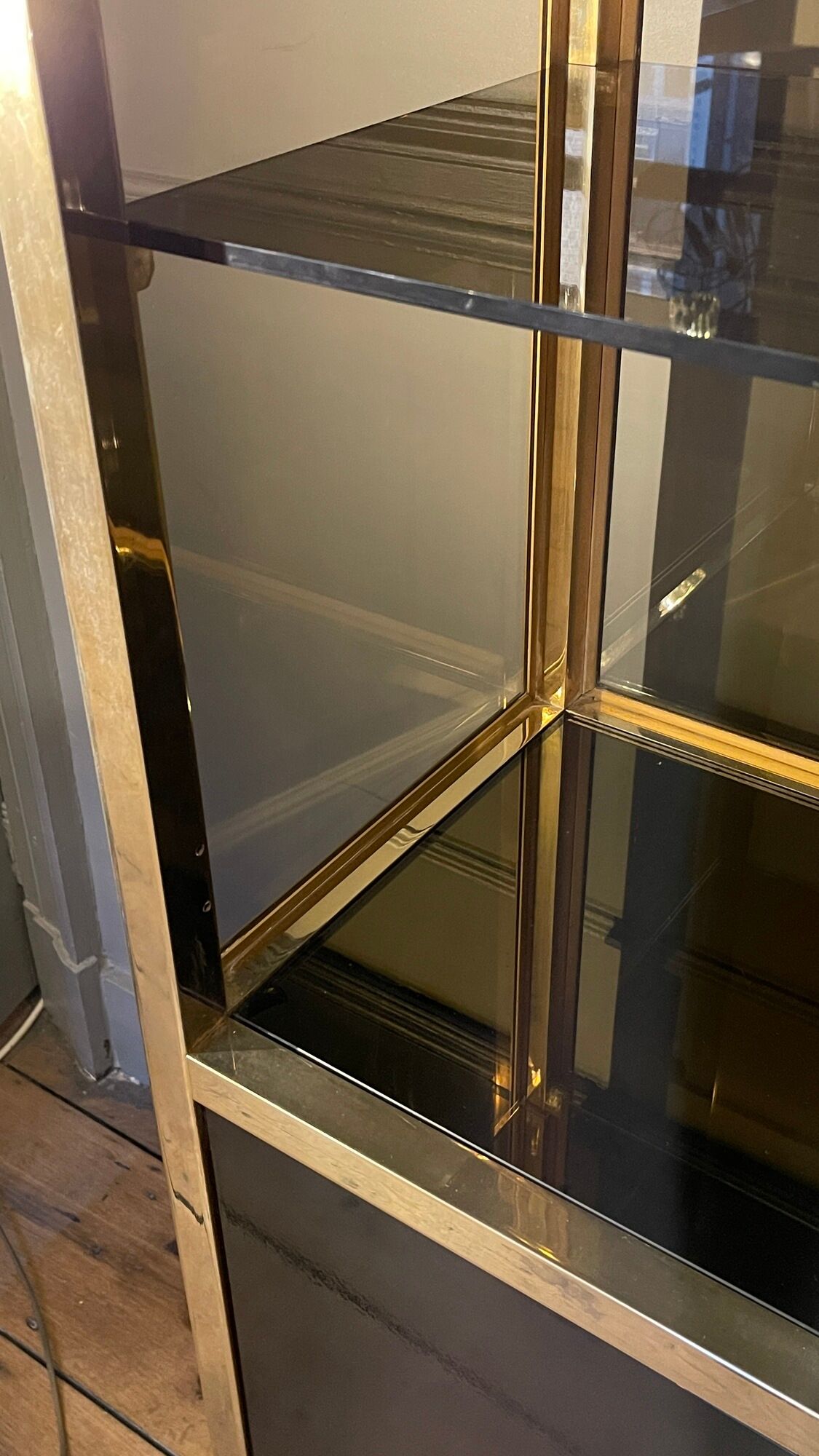 Hollywood Regency style bookcase shelf, gilded brass and black lacquered wood, 1970