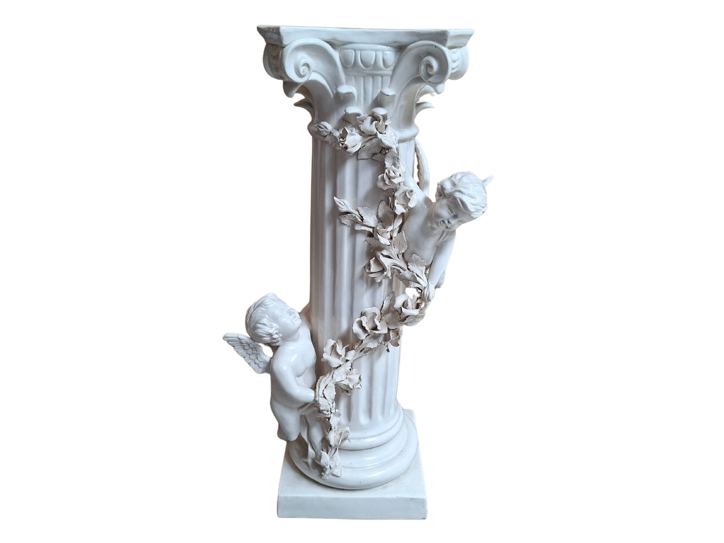 Elegante Colonna con Angeli in Ceramica – Stile Neo-Barocco (Anni '80)