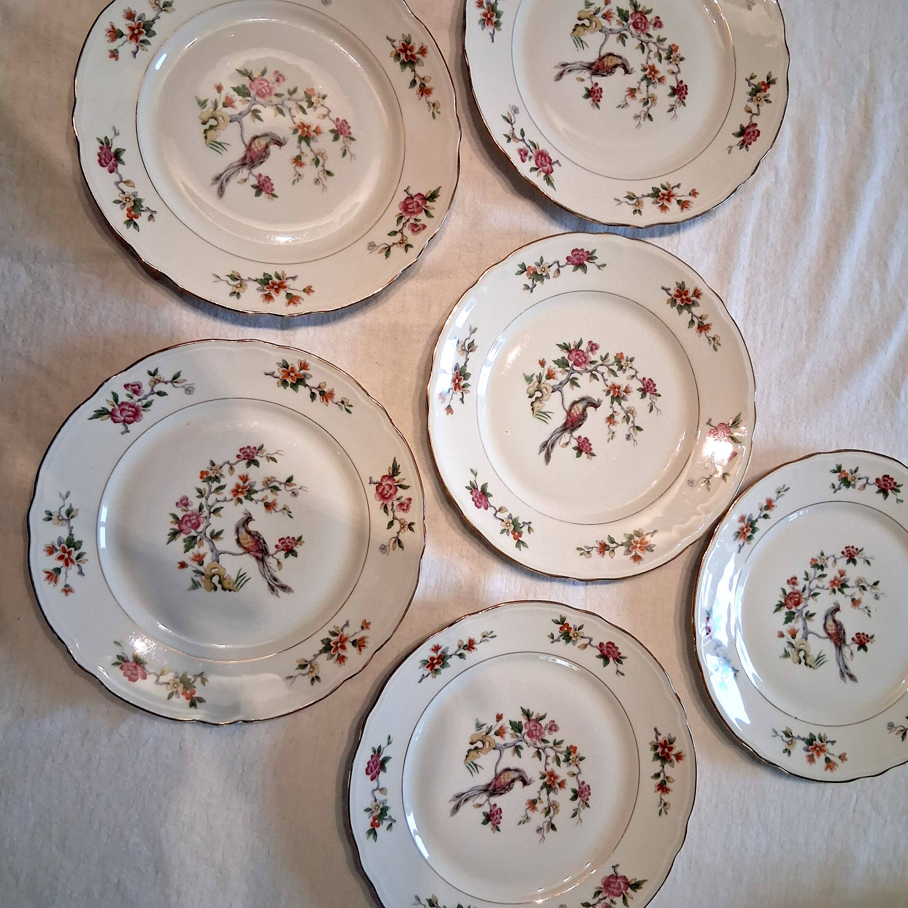 6 flat plates made of genuine porcelain in very good condition.