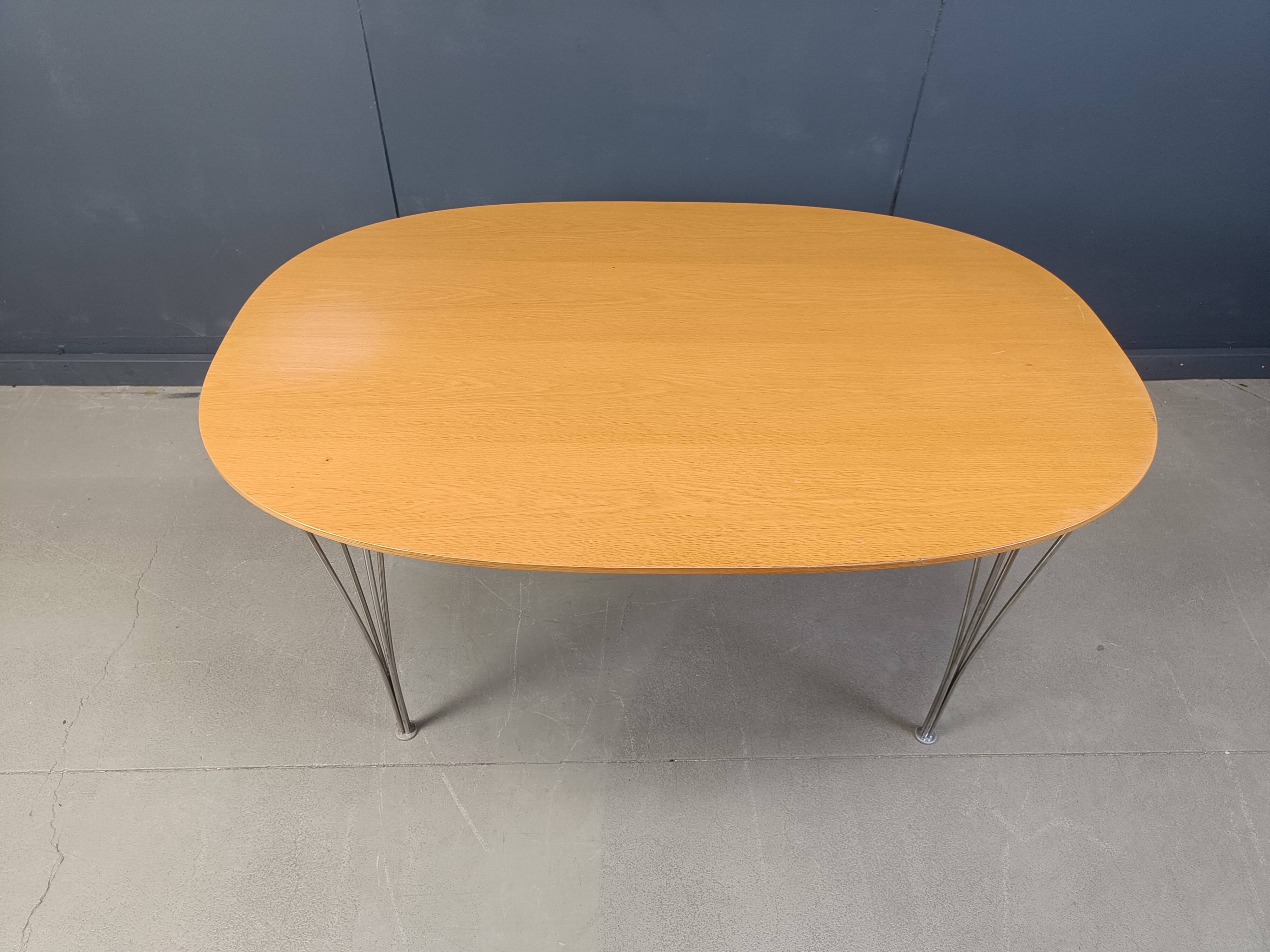 Table superellipse par Bruno Mathsson et Piet Hein pour Fritz Hansen