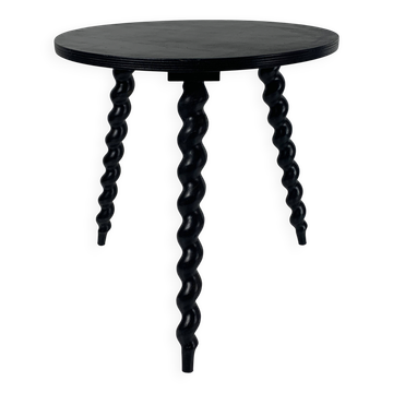 Table d'appoint en bois ébène tourné de style français des années 50 avec des pieds en tire-bouchon.