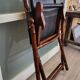 Fauteuil style colonial pliant cuir et teck