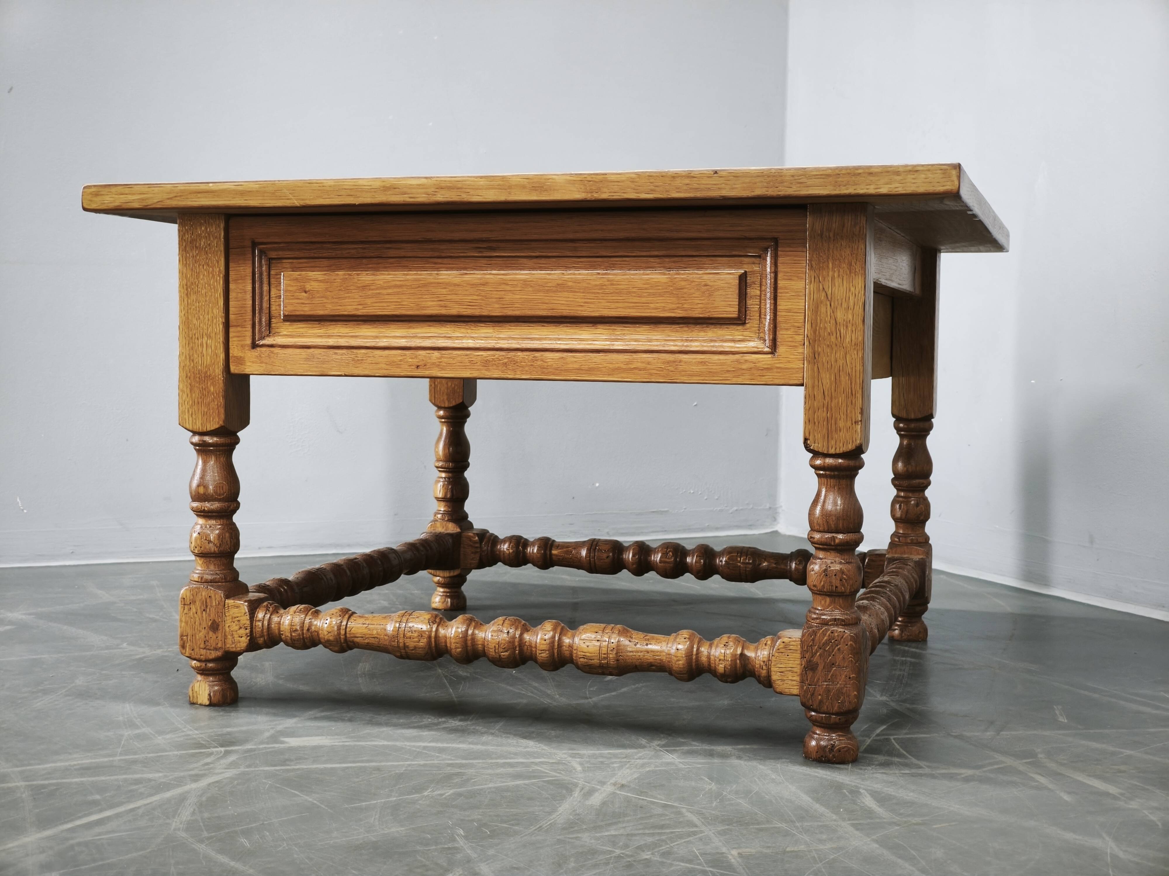Paire de grandes tables de nuit en chêne massif européen, années 1980.