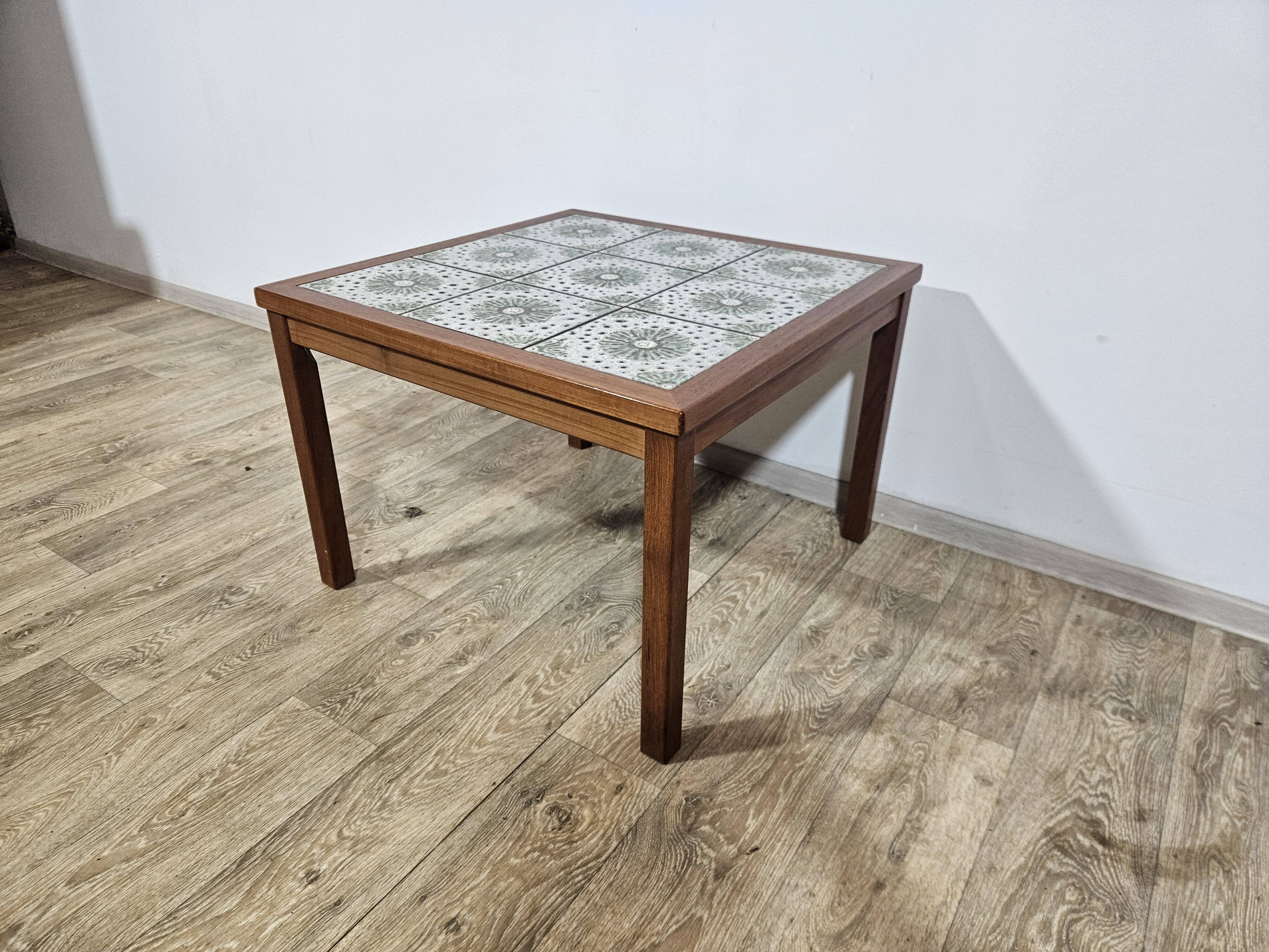 Table en teck avec céramiques, Danemark, années 1960.