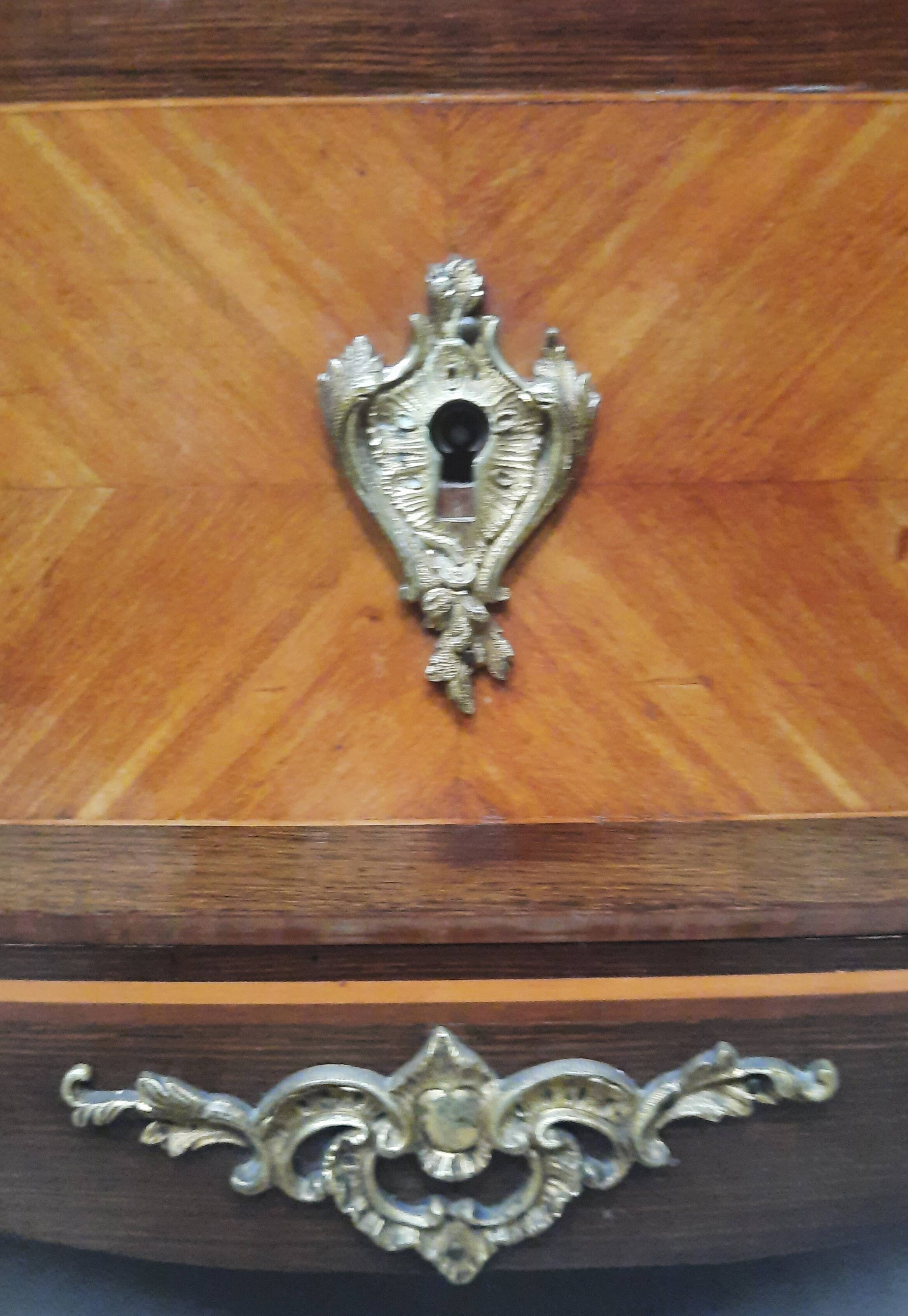 Commode en marquetterie style Louis XIV 9