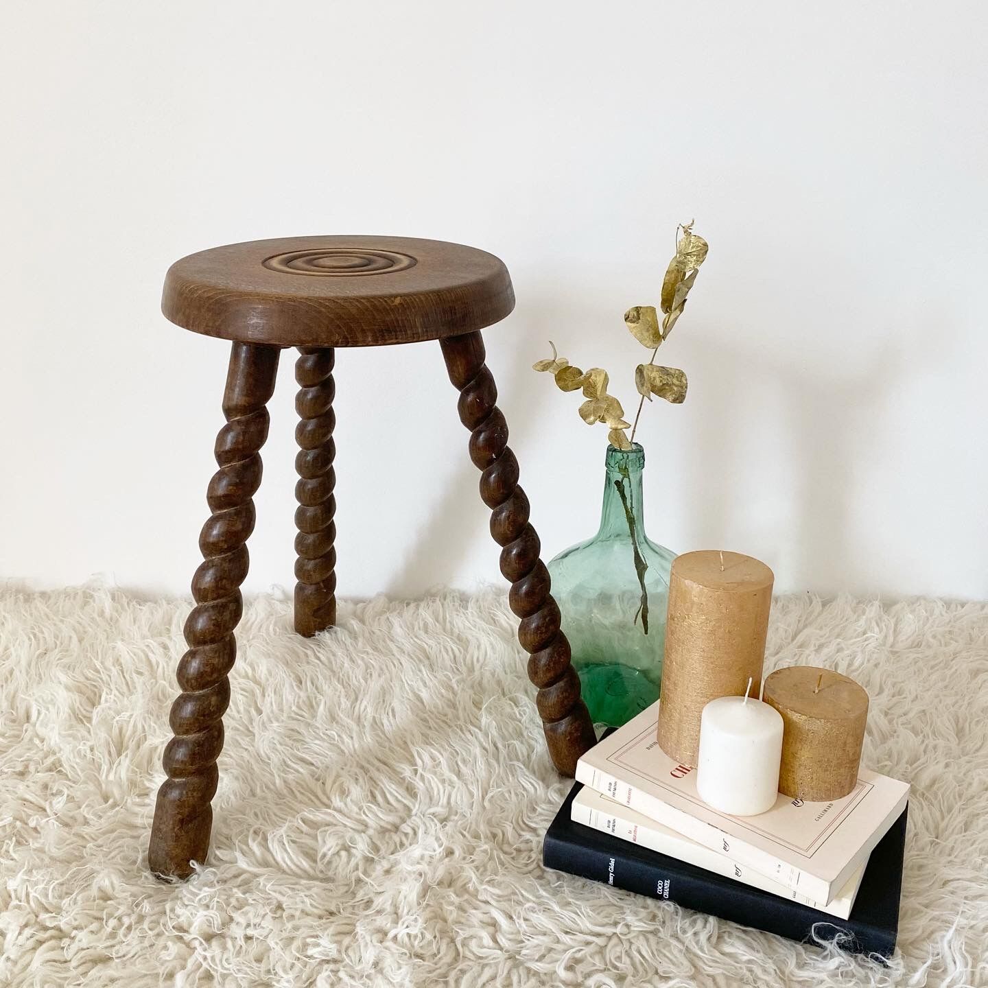 Tripod stool turned feet