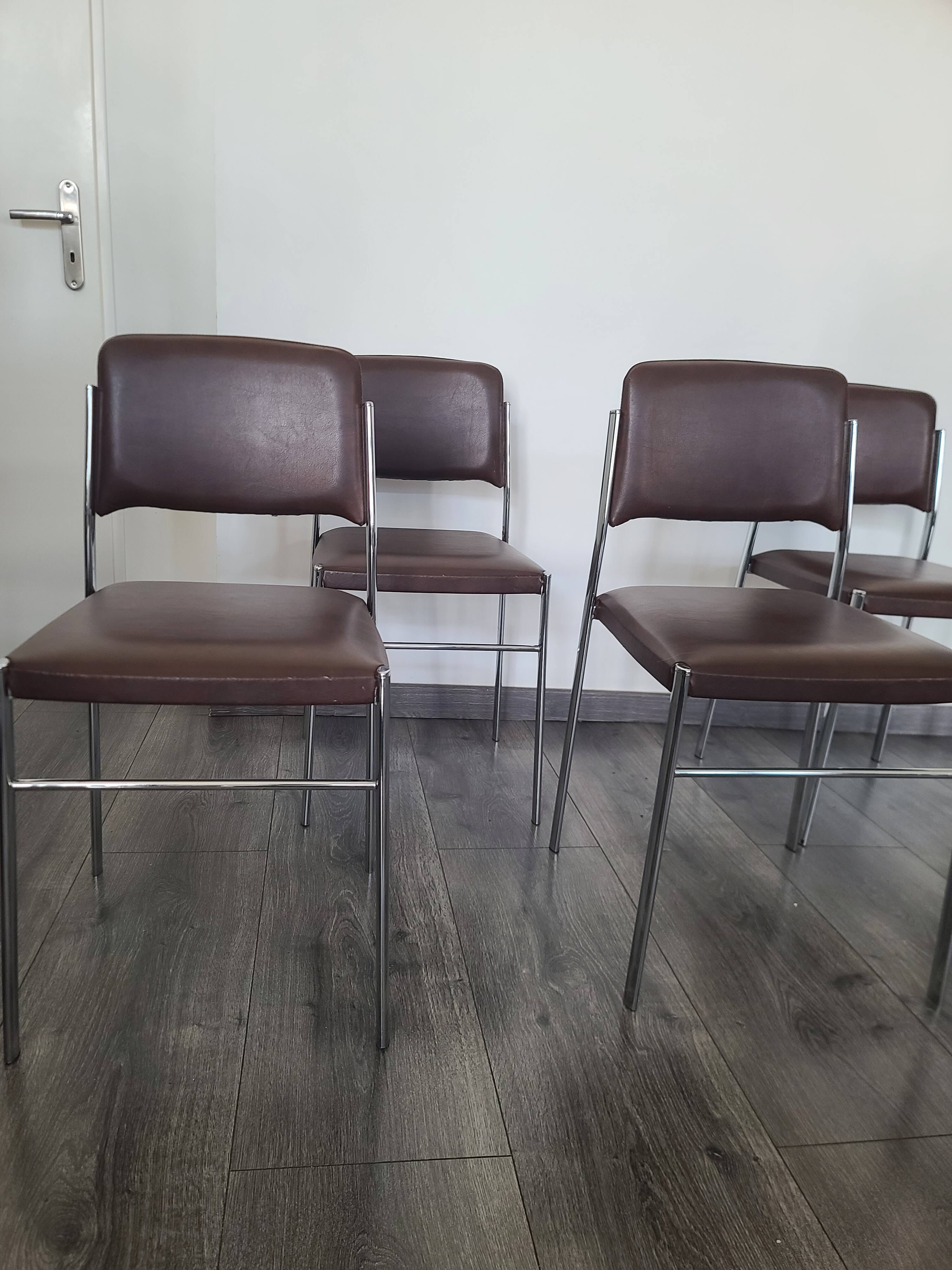 Lot de 4 chaises fauteuil en skaï marron année 1970