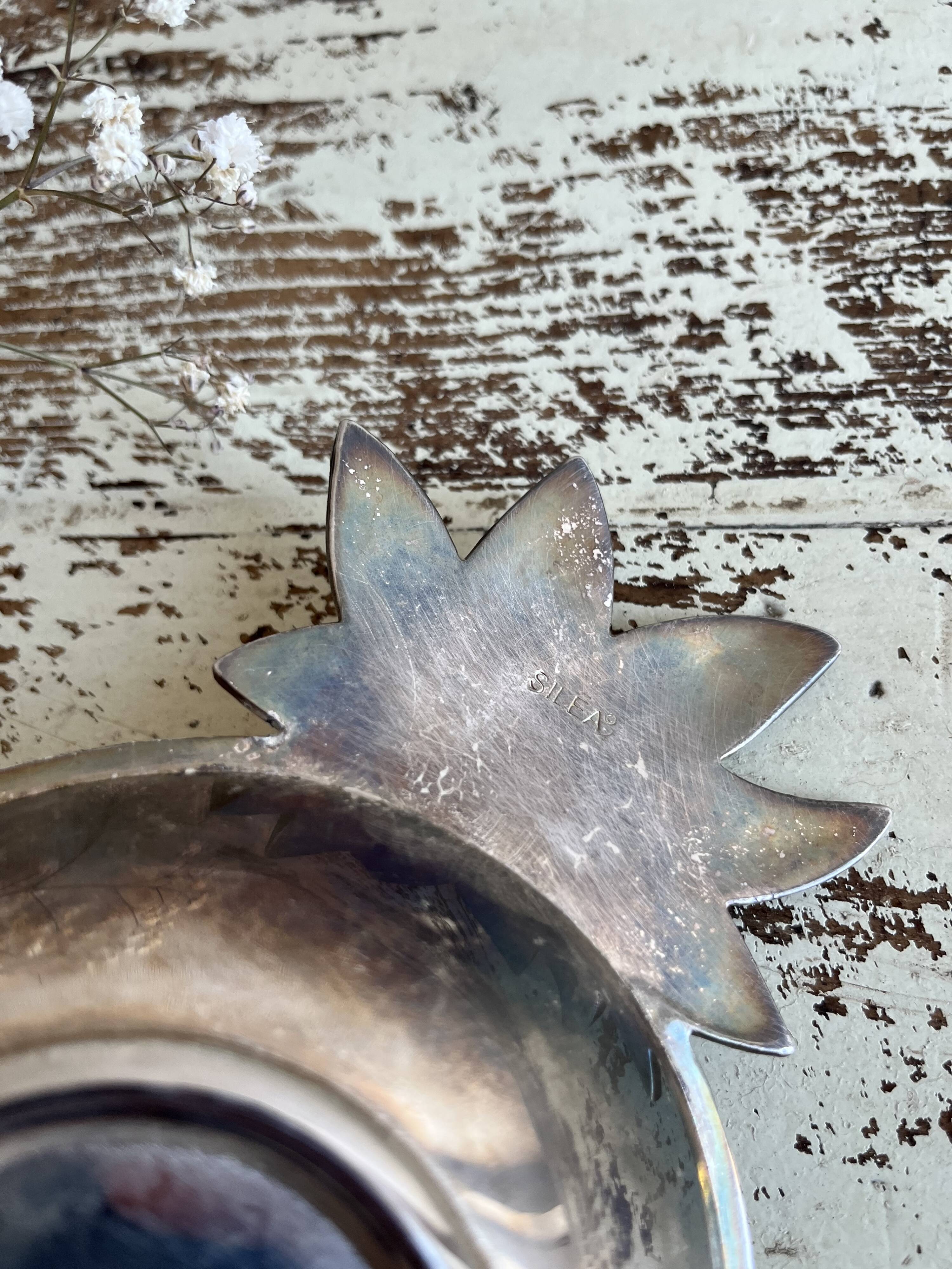 Silver-plated pineapple pocket emptier