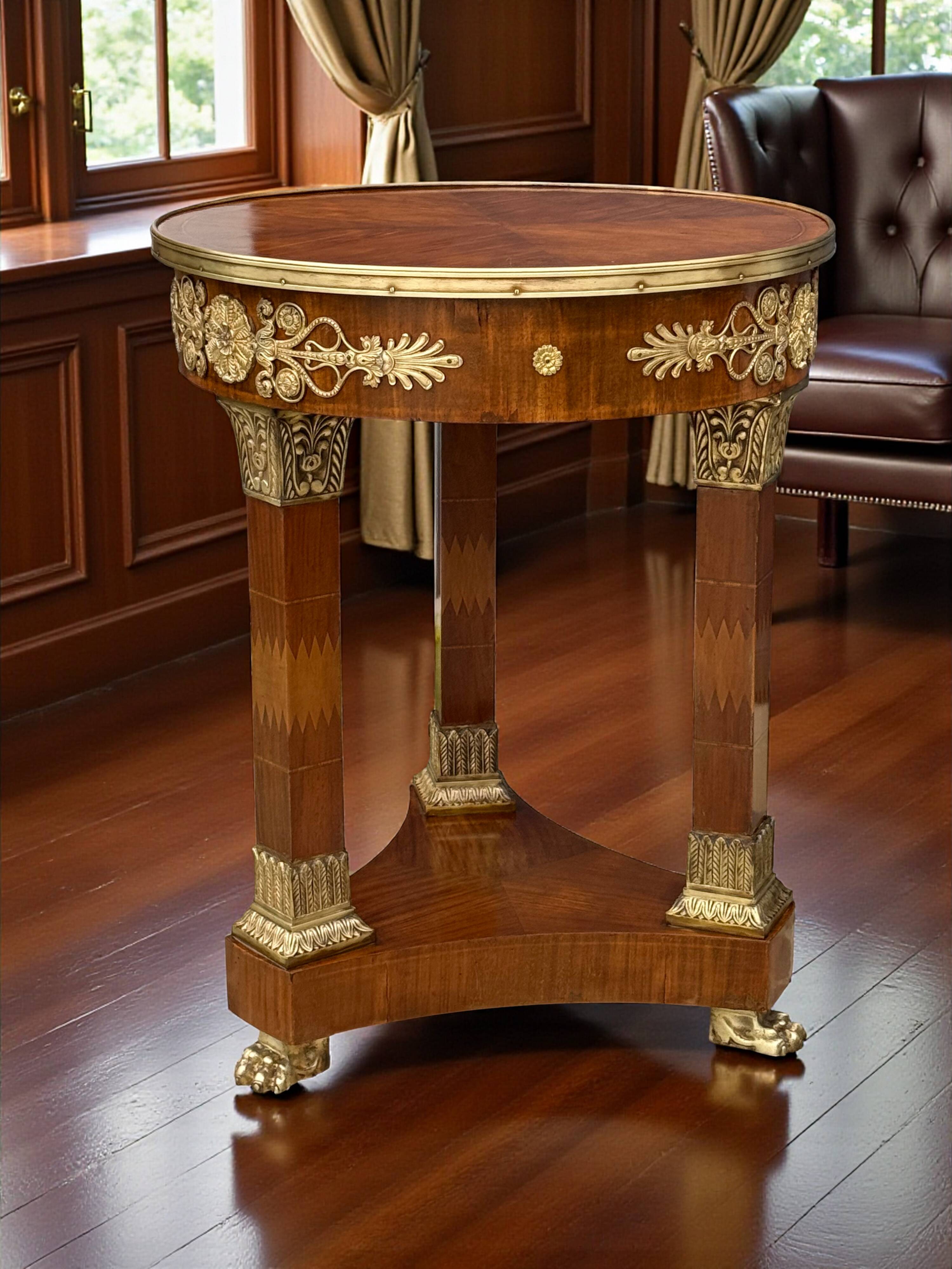 Circular gueridon empire of the 19th century in marquetry ornamented with gilt bronze