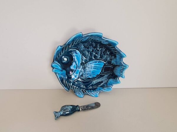 Beurrier en céramique bleue à décor de poisson et son couteau signés Vallauris, 1960
