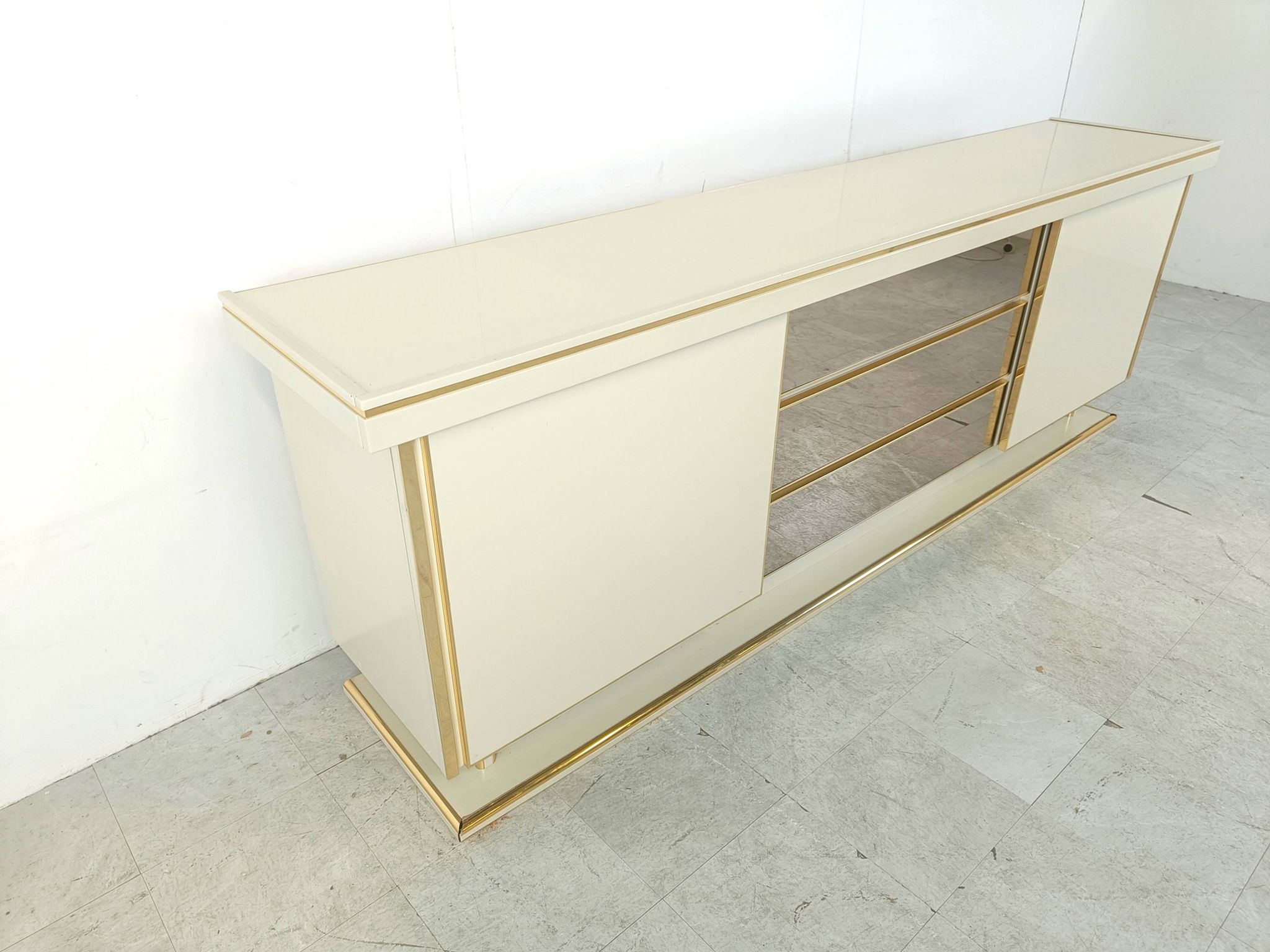 Buffet vintage en laiton et laque, années 1970