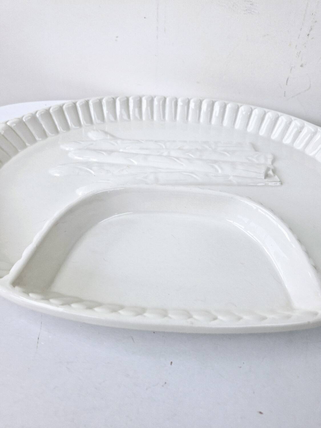 Grand plat a asperges compartimenté vintage blanc céramique barbotine 43.5x28 cm