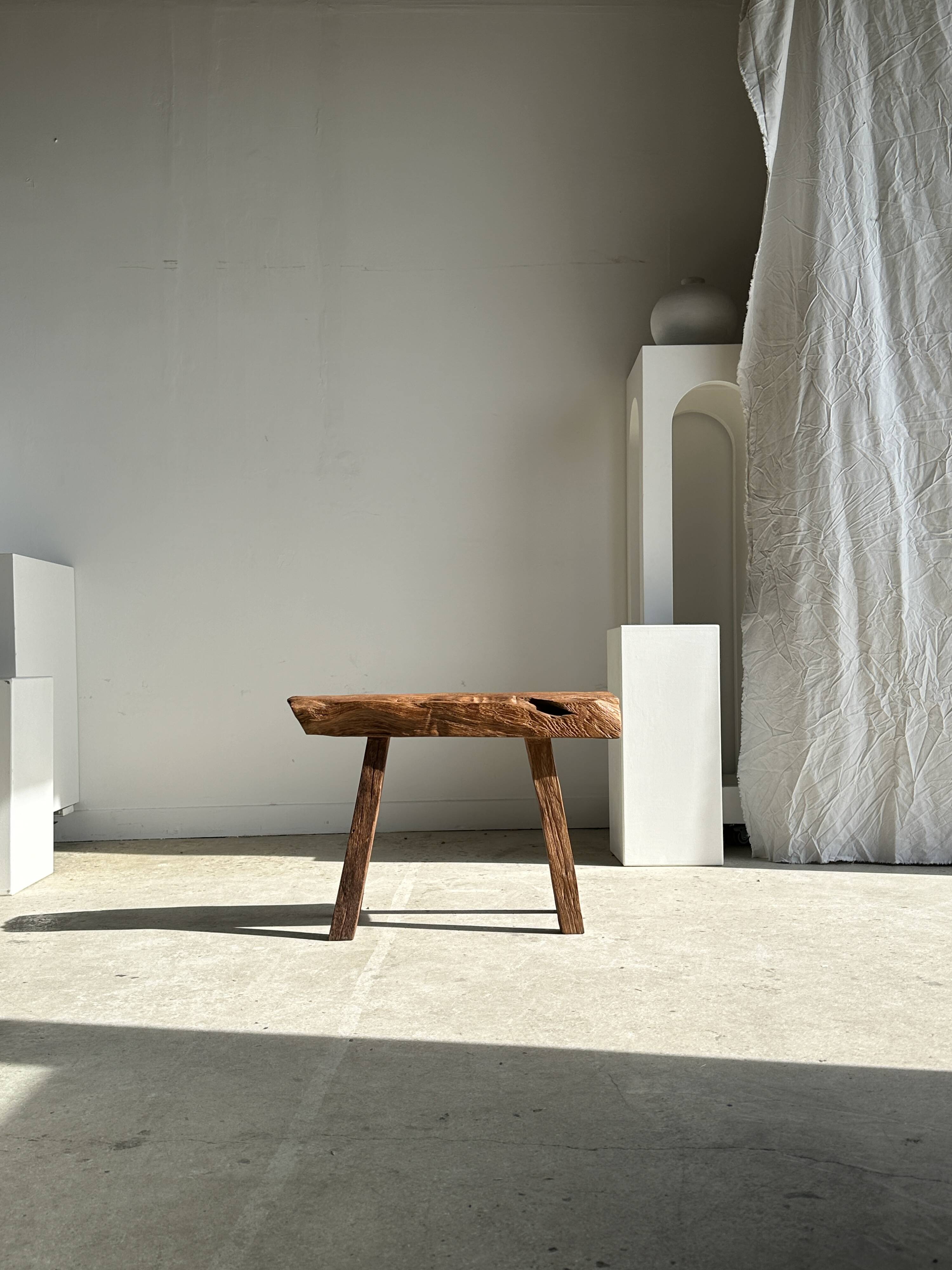 Small organic bench in upcycled Asian teak quadripod - Sungai