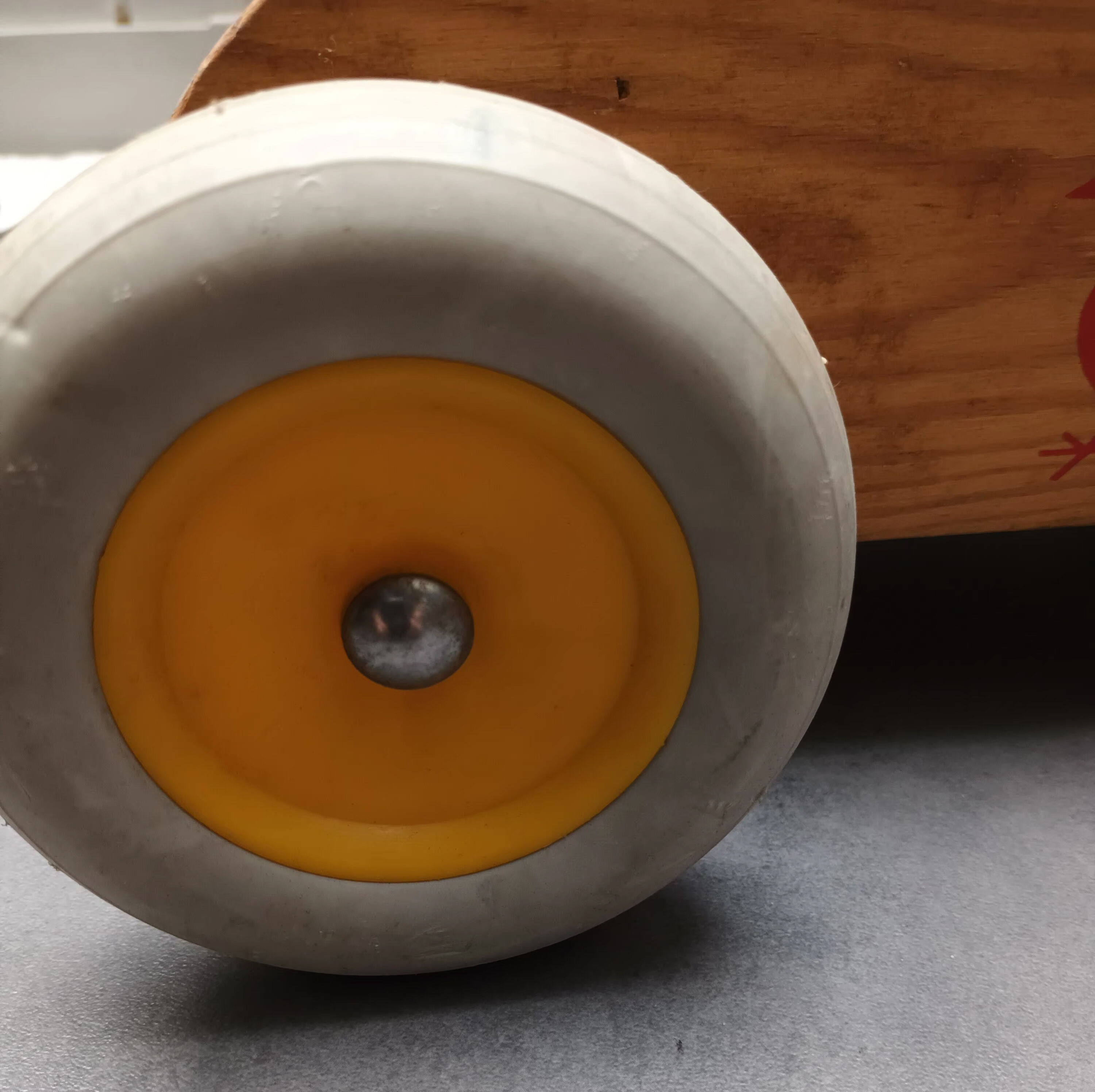 Walking trolley with multicolored wooden cubes