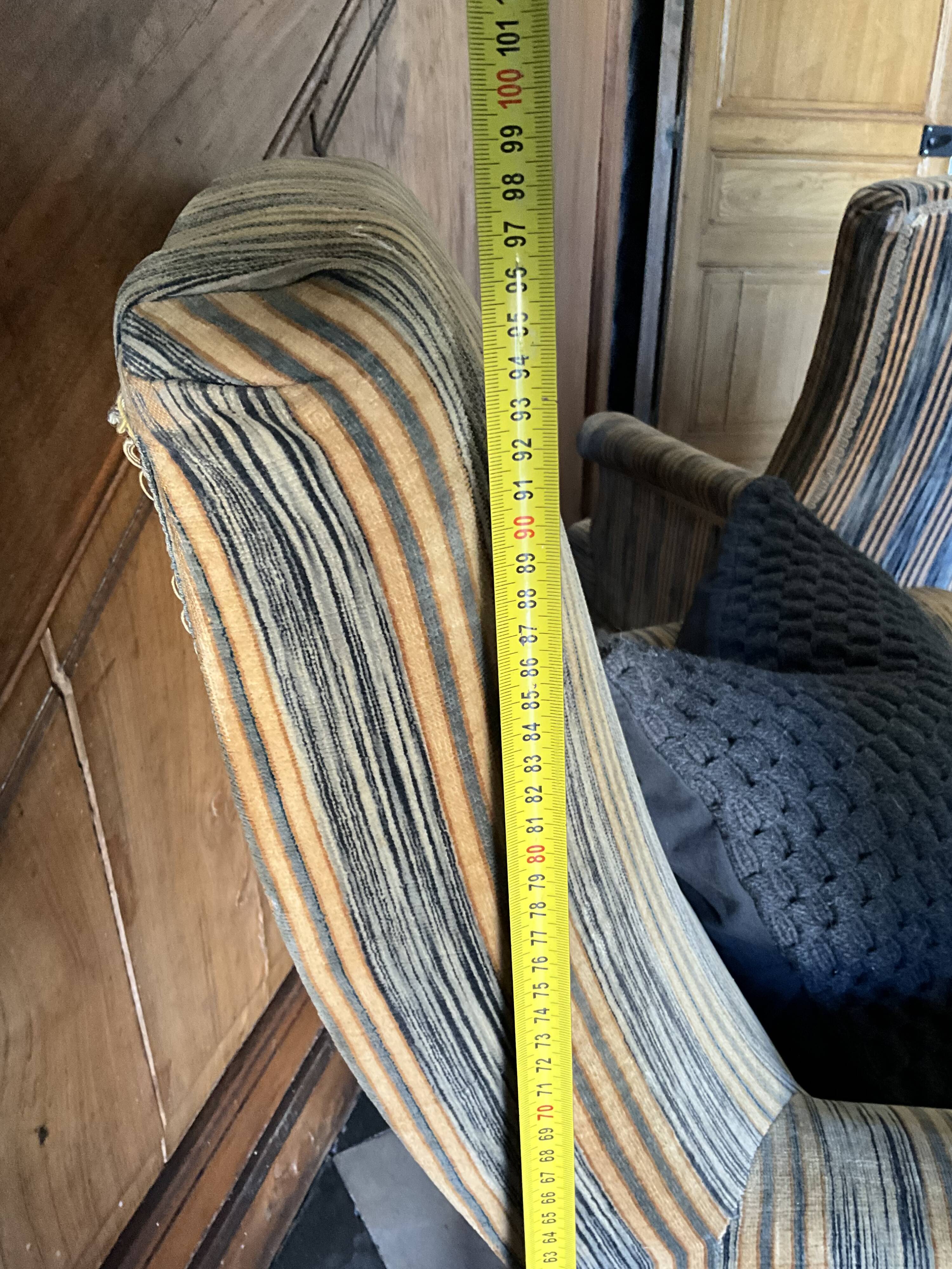 Une paire de fauteuils en velours.