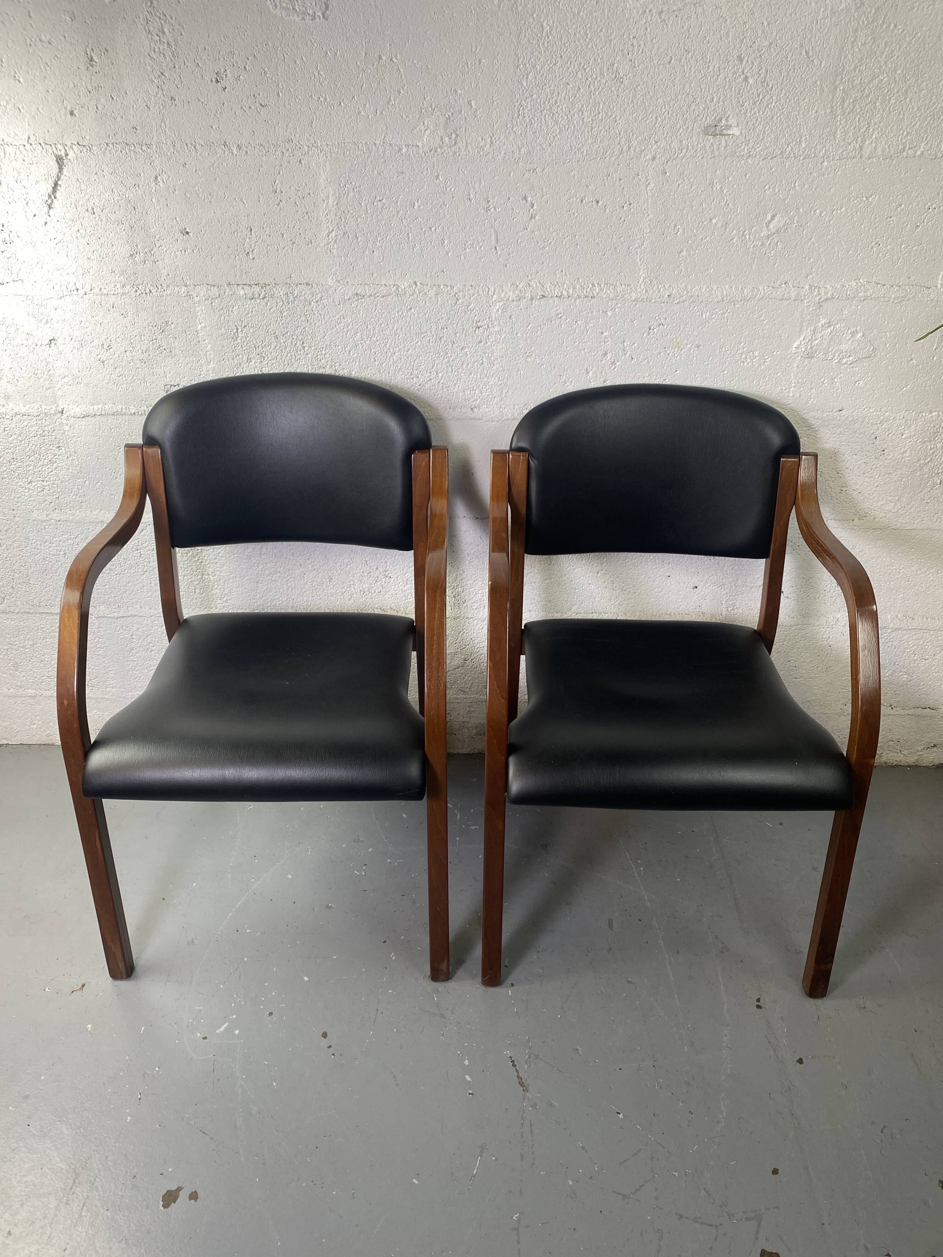 Paire de fauteuils en cuir et bois
