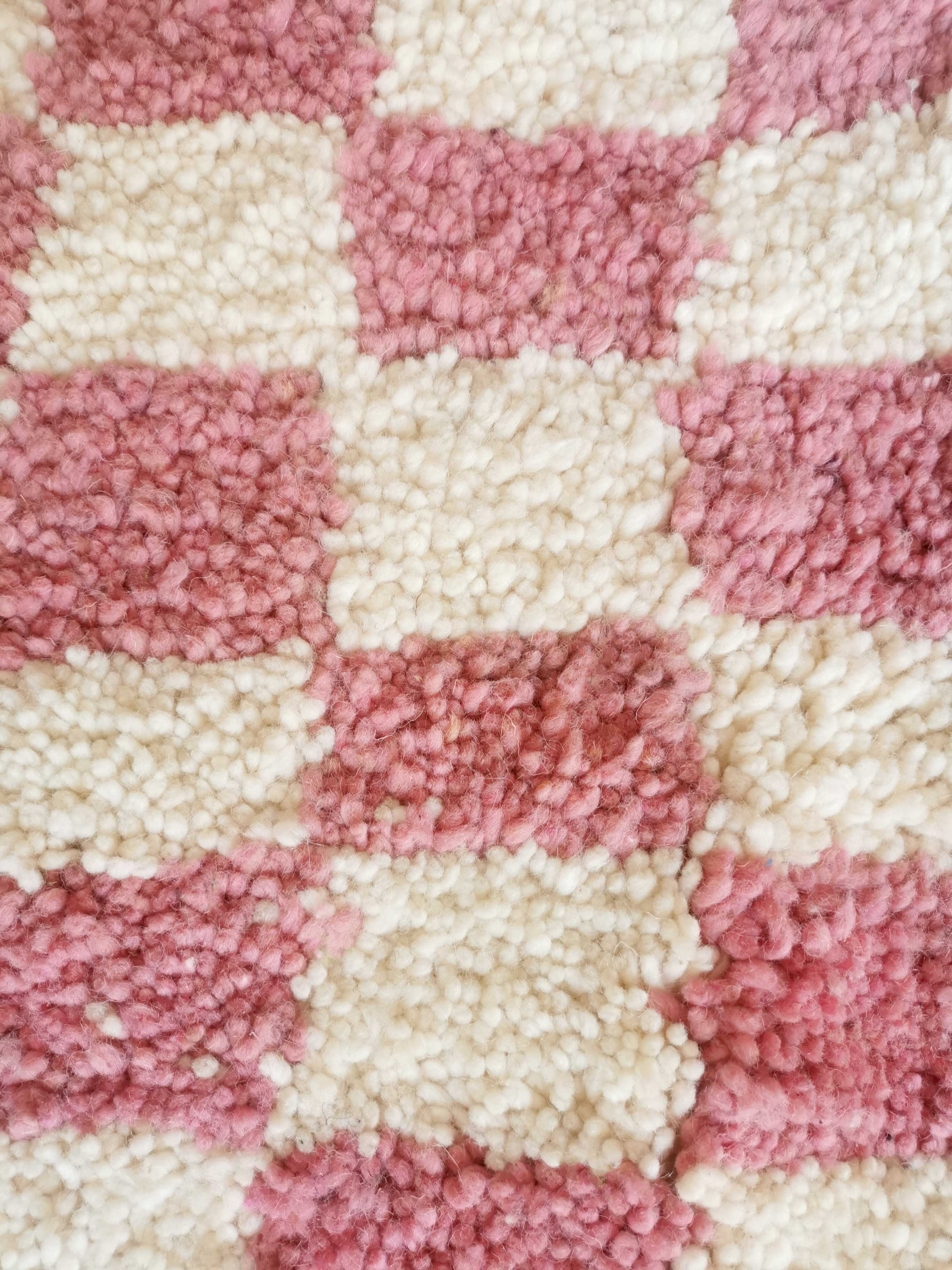 Pink and white Beni Ouarain checkered Berber rug in wool