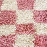 Pink and white Beni Ouarain checkered Berber rug in wool