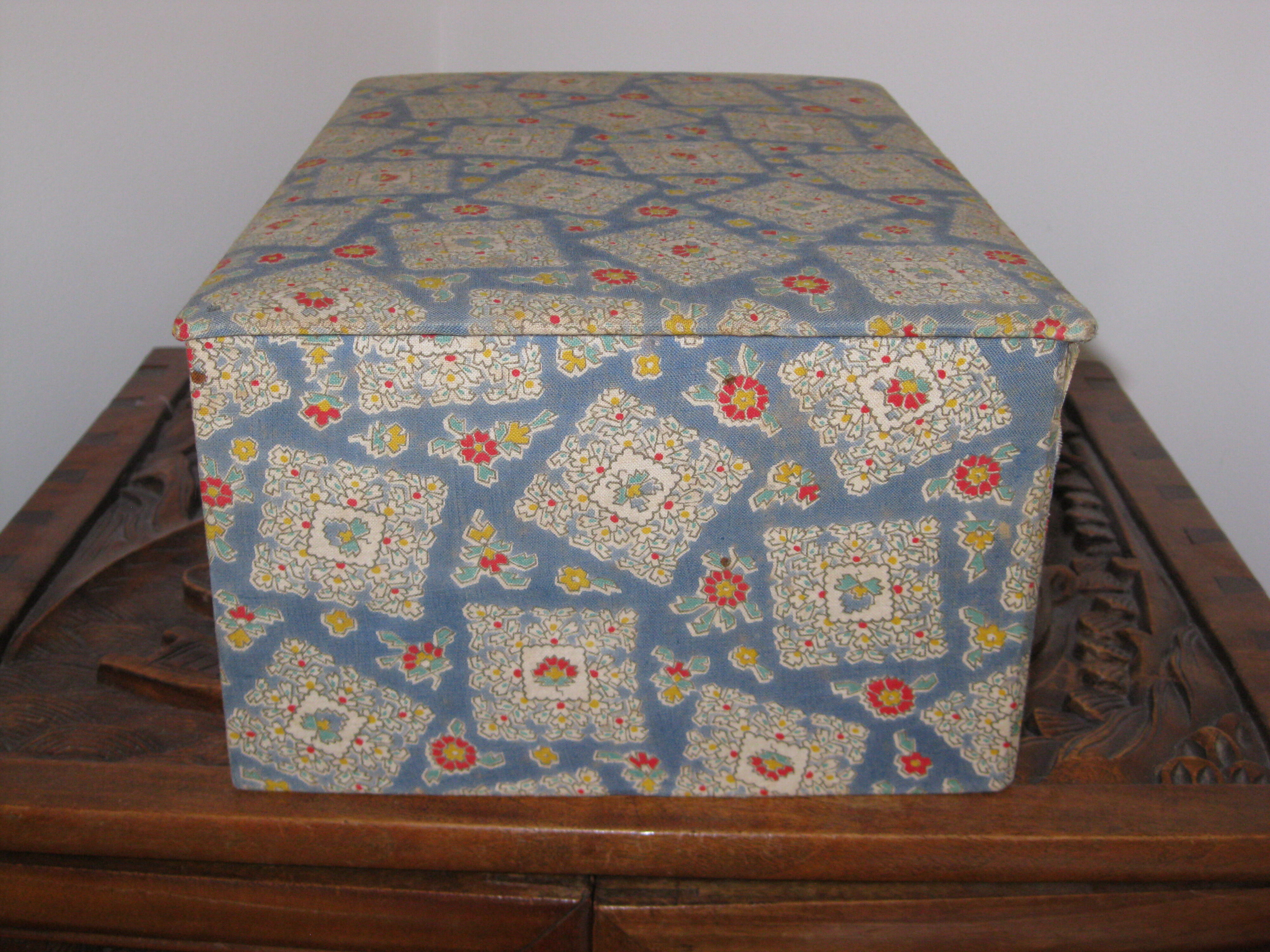 Sewing box jewelry storage fabric to motis