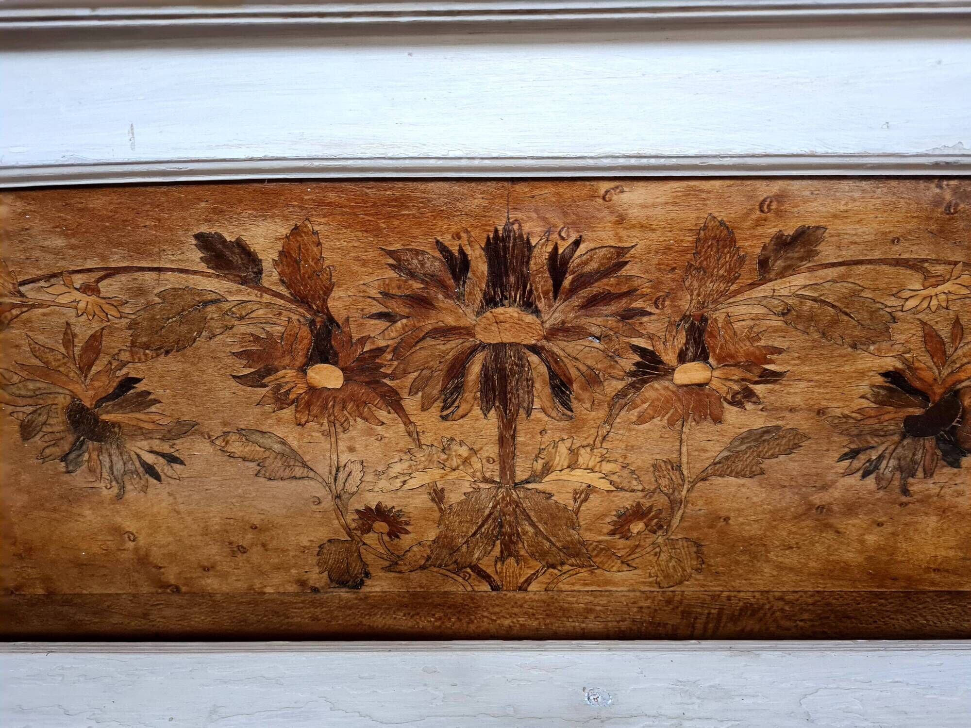 School of Nancy in the spirit of Majorelle: magnificent center bed in lacquer and marquetry