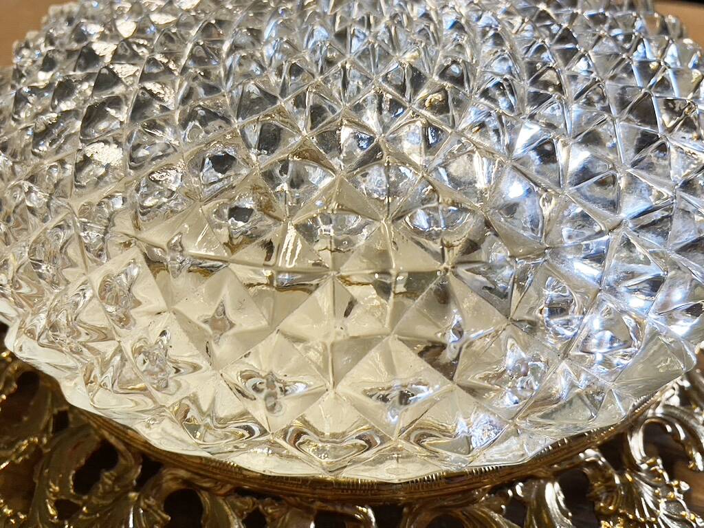 Round ceiling or wall light, in glass from the 70s, vintage.