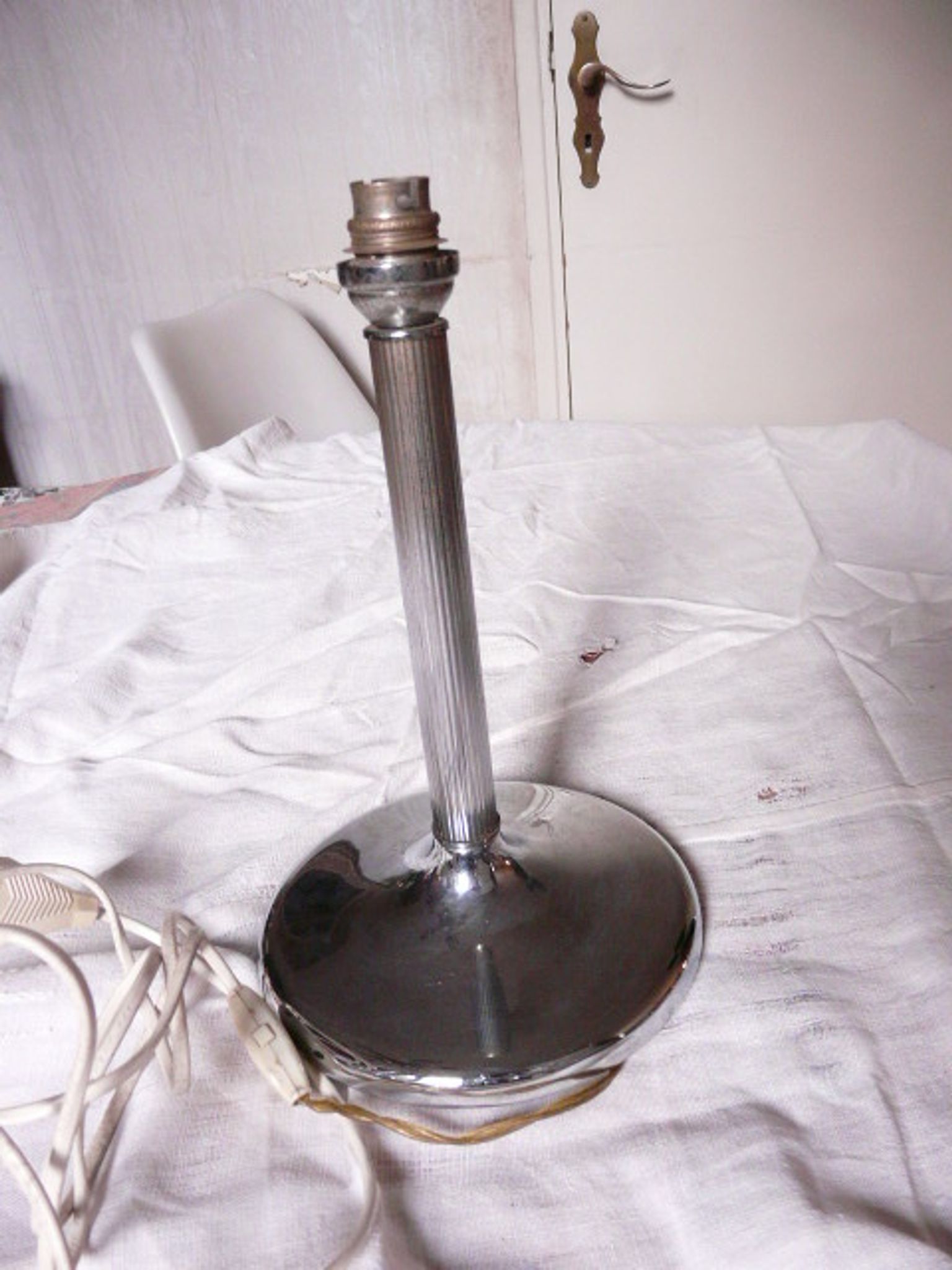 Lampe vintage chrome et globe tulipe verre Clichy