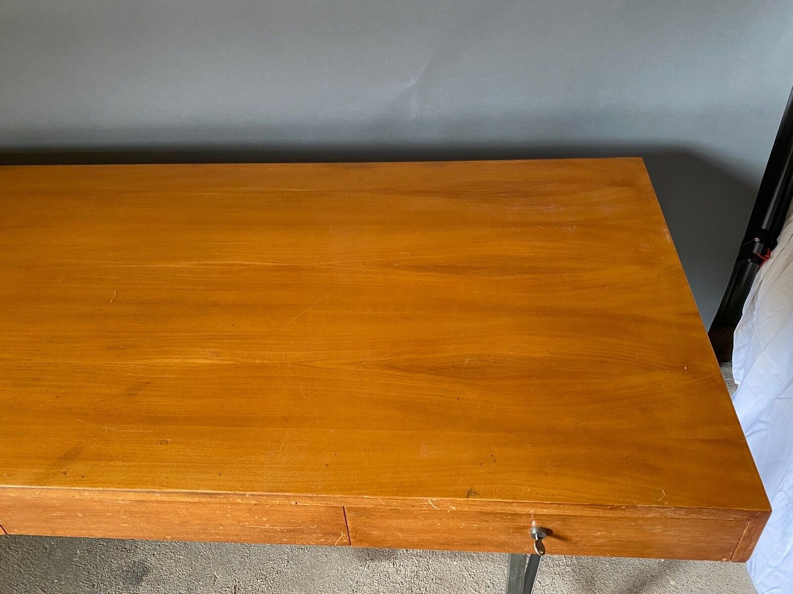 Bureau quatre tiroirs 1960 sur pieds tubulaires chromes