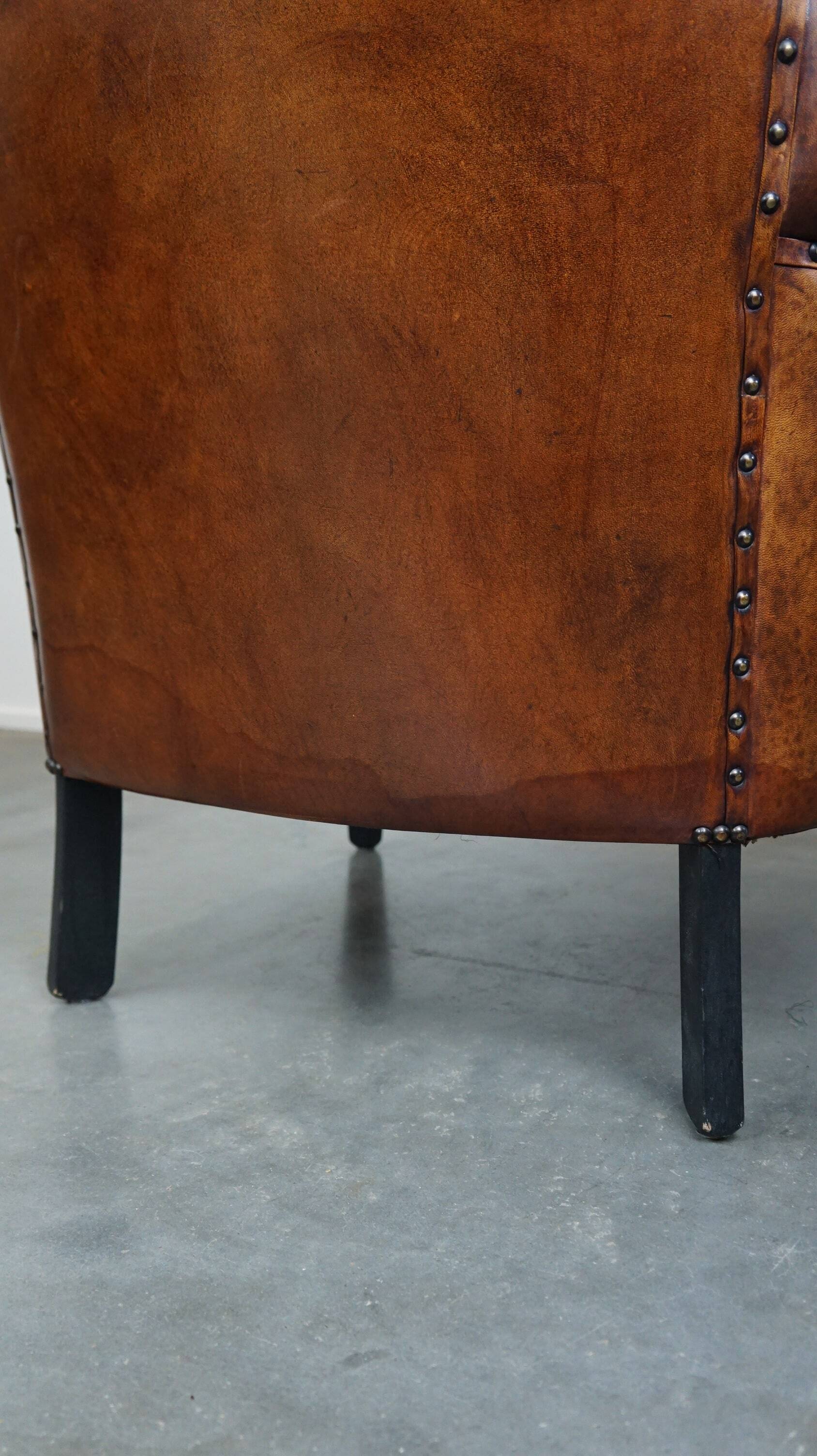 Correct and comfortable sheep leather armchair/armchair with a beautiful finish