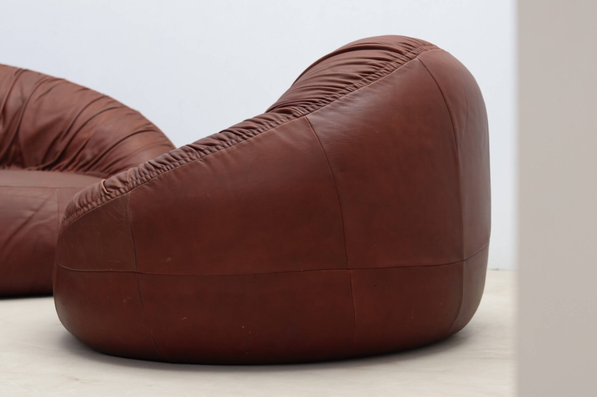 Canapé et fauteuil en cuir Pangolin par Egg Designs