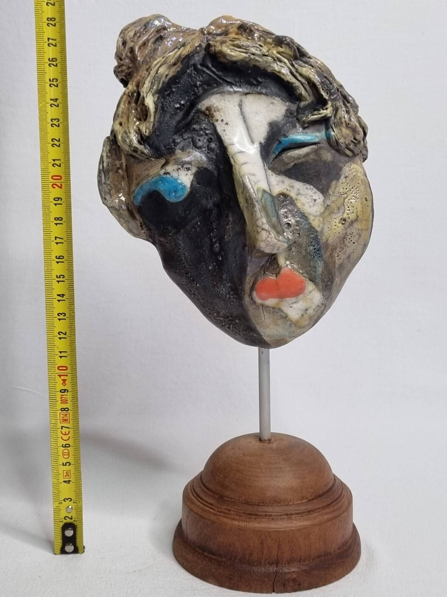 Signed raku ceramic mask, on wooden base – Expressive sculpture 28 cm