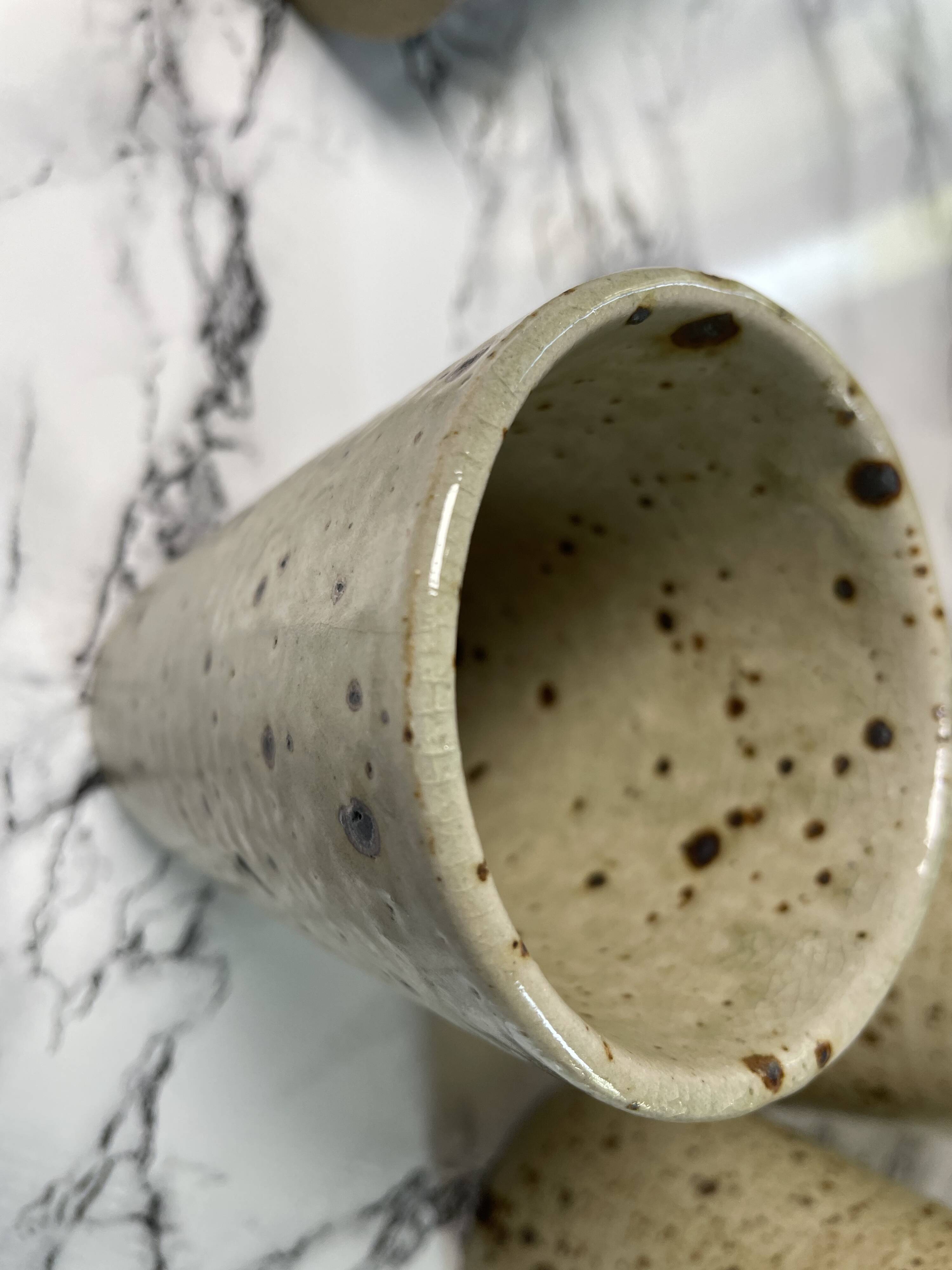 Beige pyrite stoneware mugs