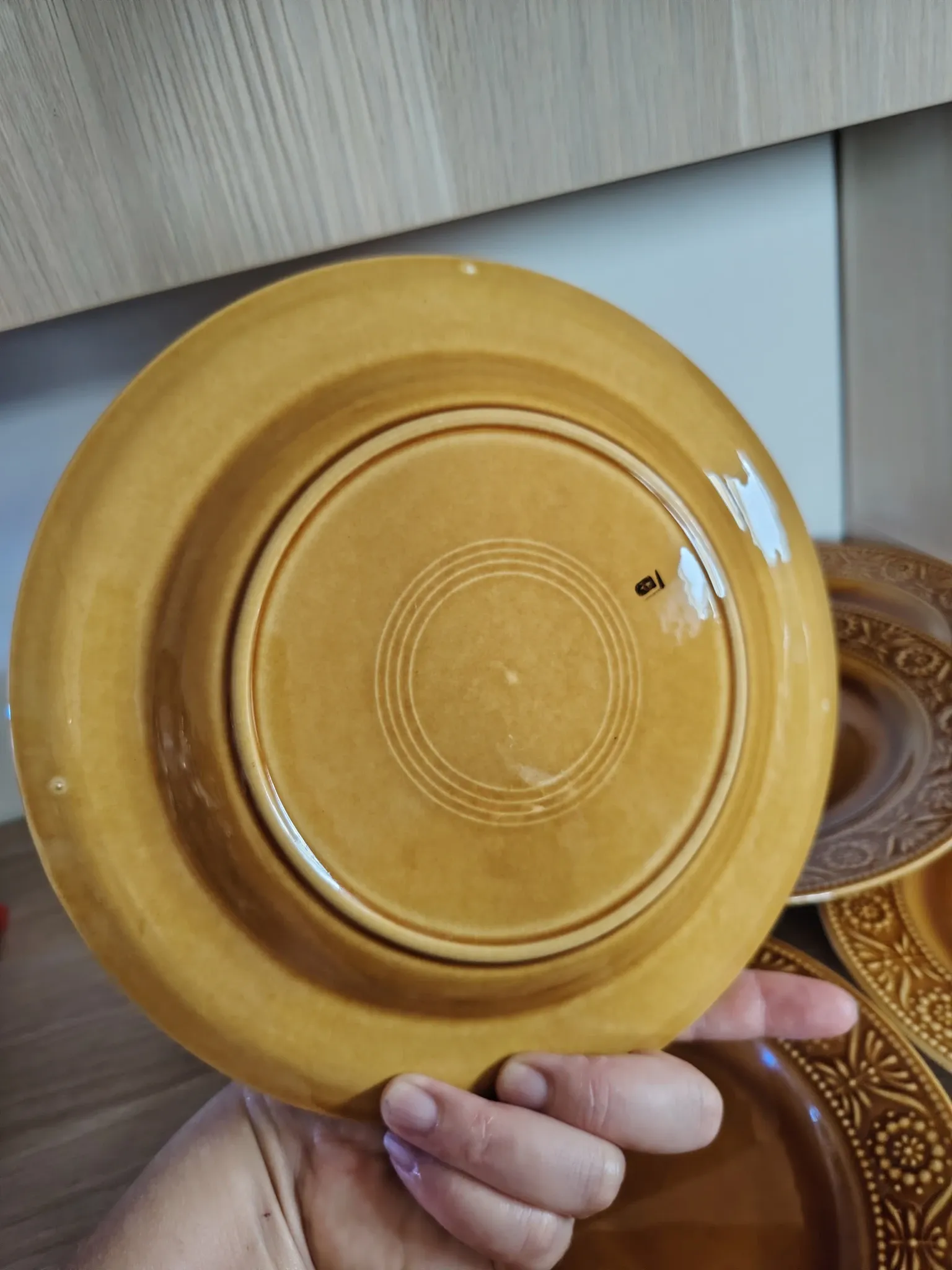 Assiettes majolaine ocre marron caramel 