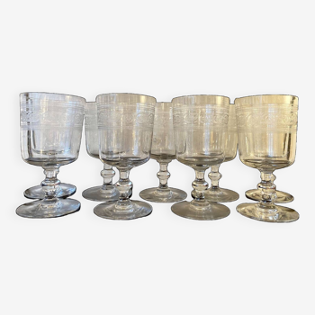 9 verres à vin en cristal de Baccarat, gravure athénienne