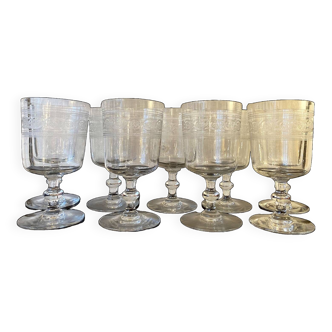 9 verres à vin en cristal de Baccarat, gravure athénienne