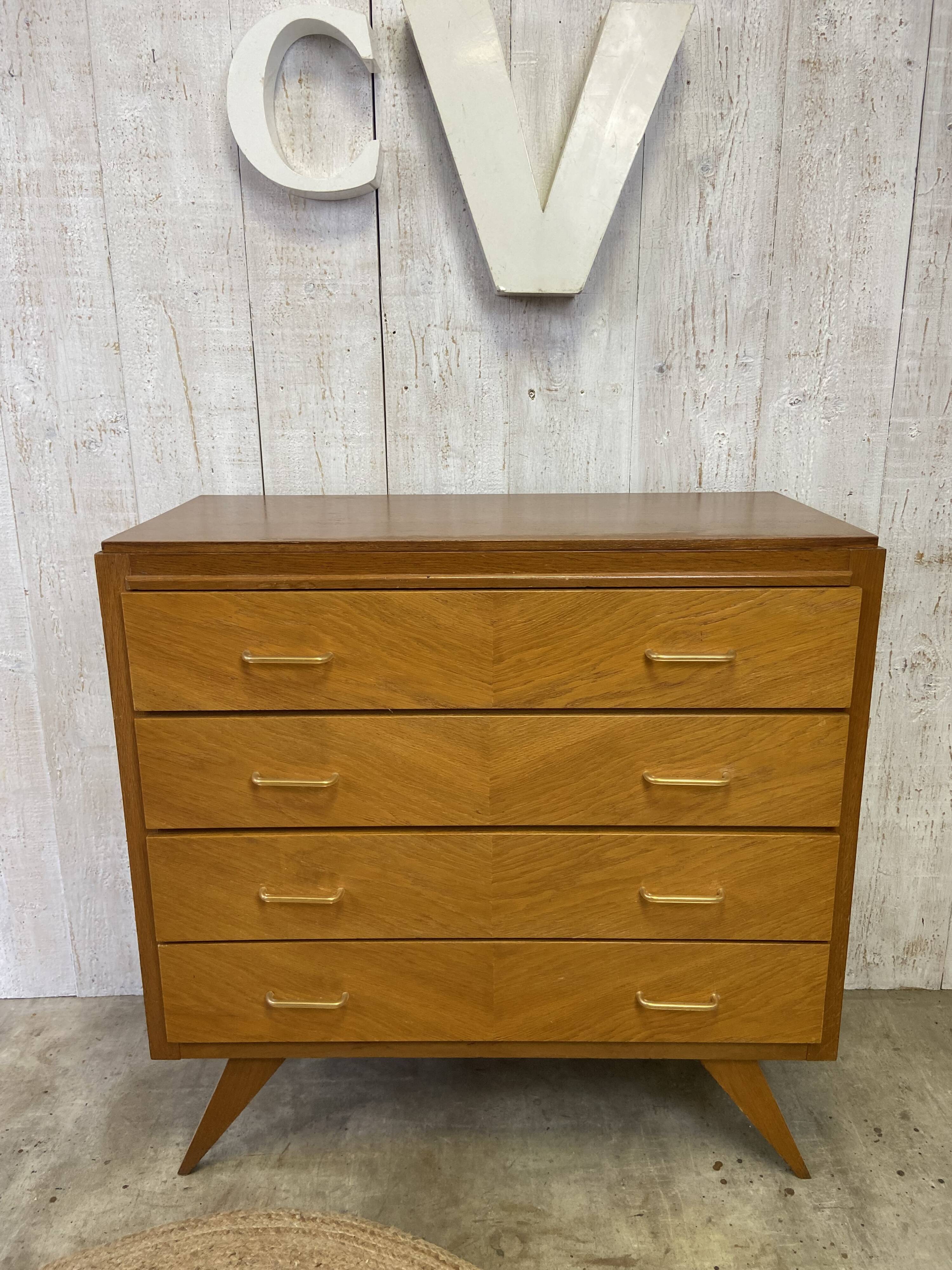 Commode aux pieds compas