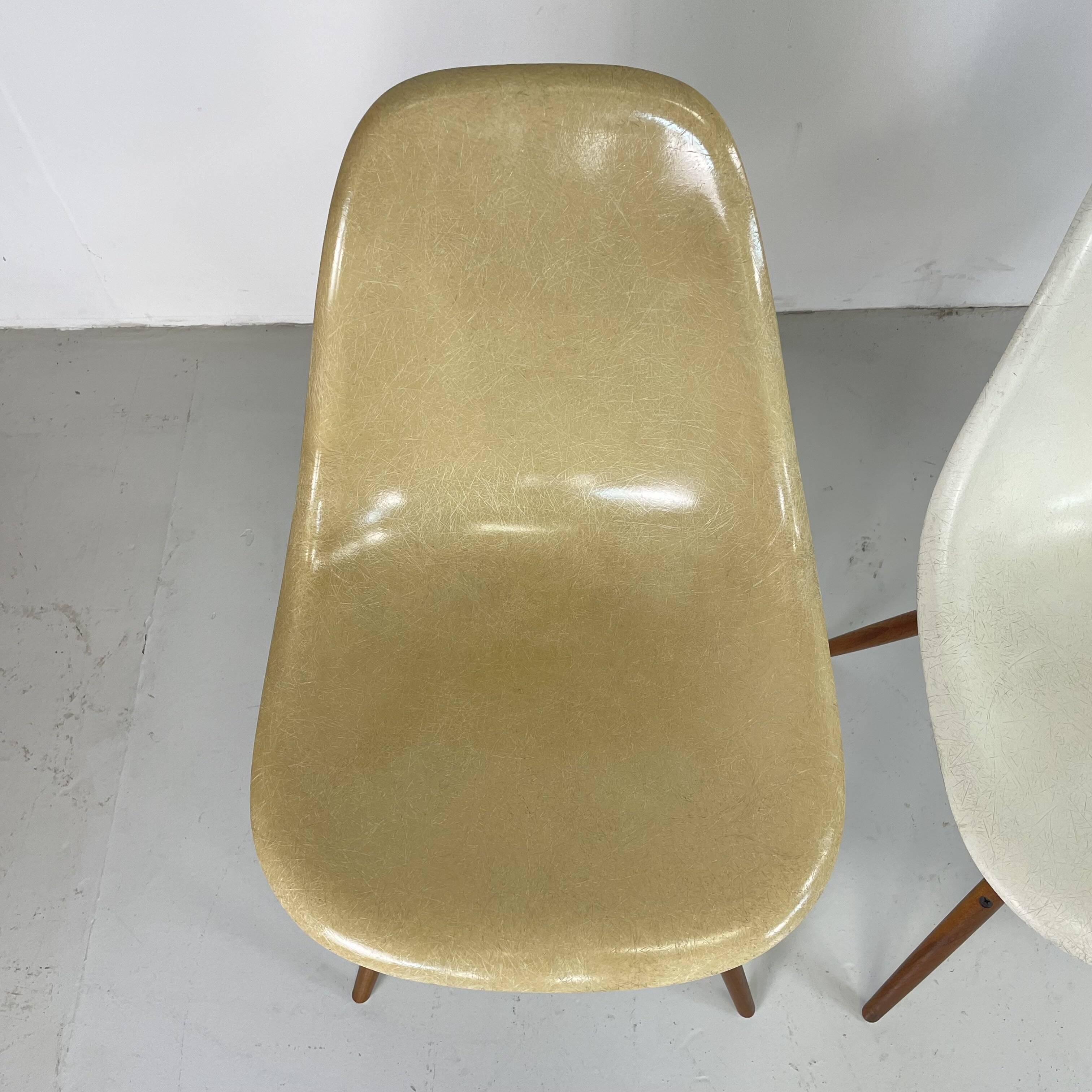Chaises d'appoint Eames Herman Miller DSW en grège, vert écume de mer, ocre clair et parchemin avec léger
