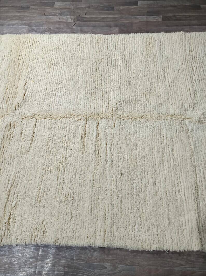 Simple Moroccan rug in natural wool, 250cm x 150cm
