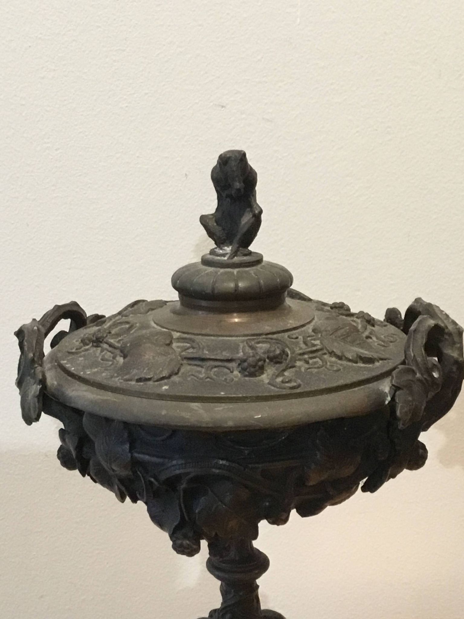 Garnitures de cheminée en bronze avec pied en marbre représentant des feuilles de vignes